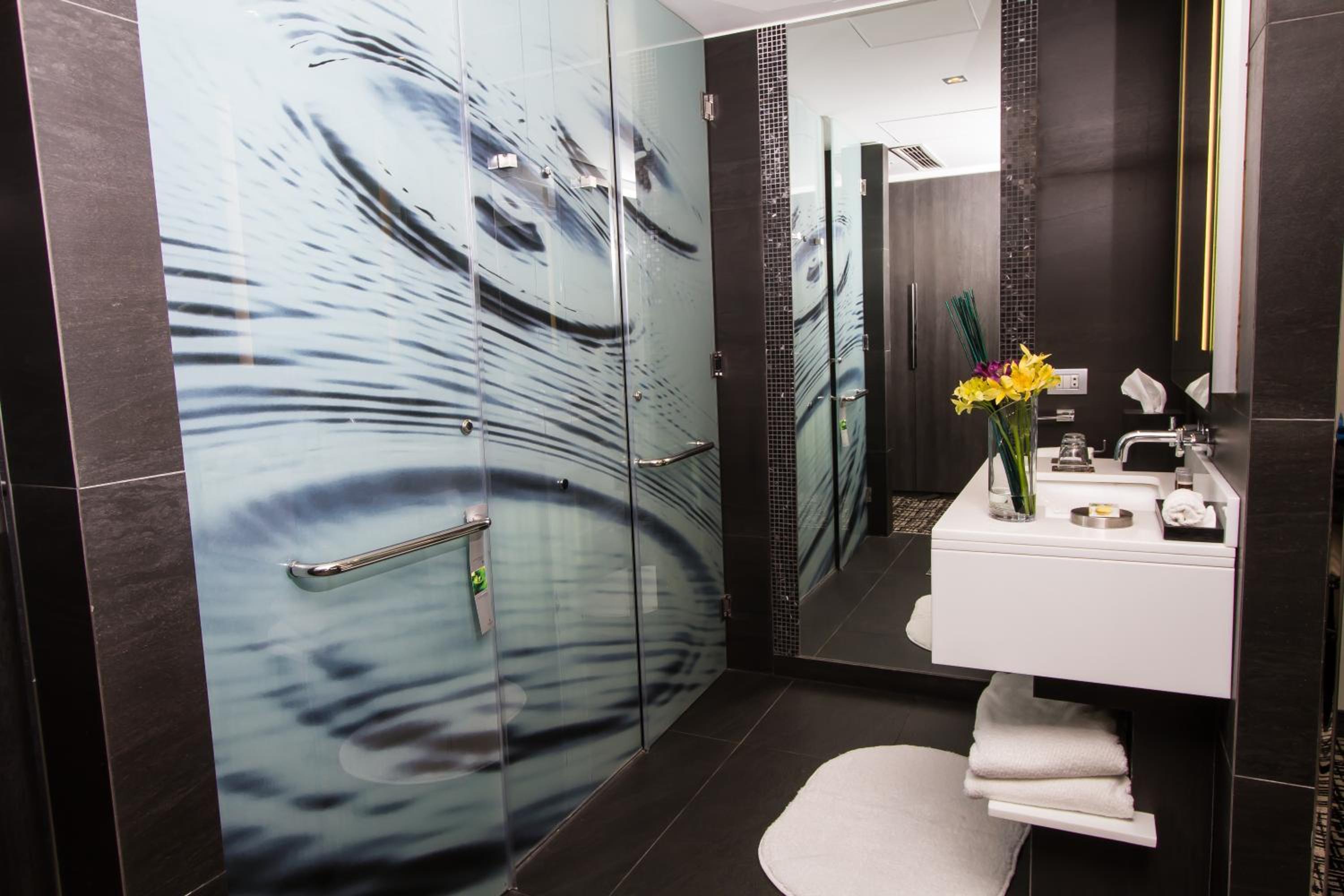 Contemporary Queen Room photo 2