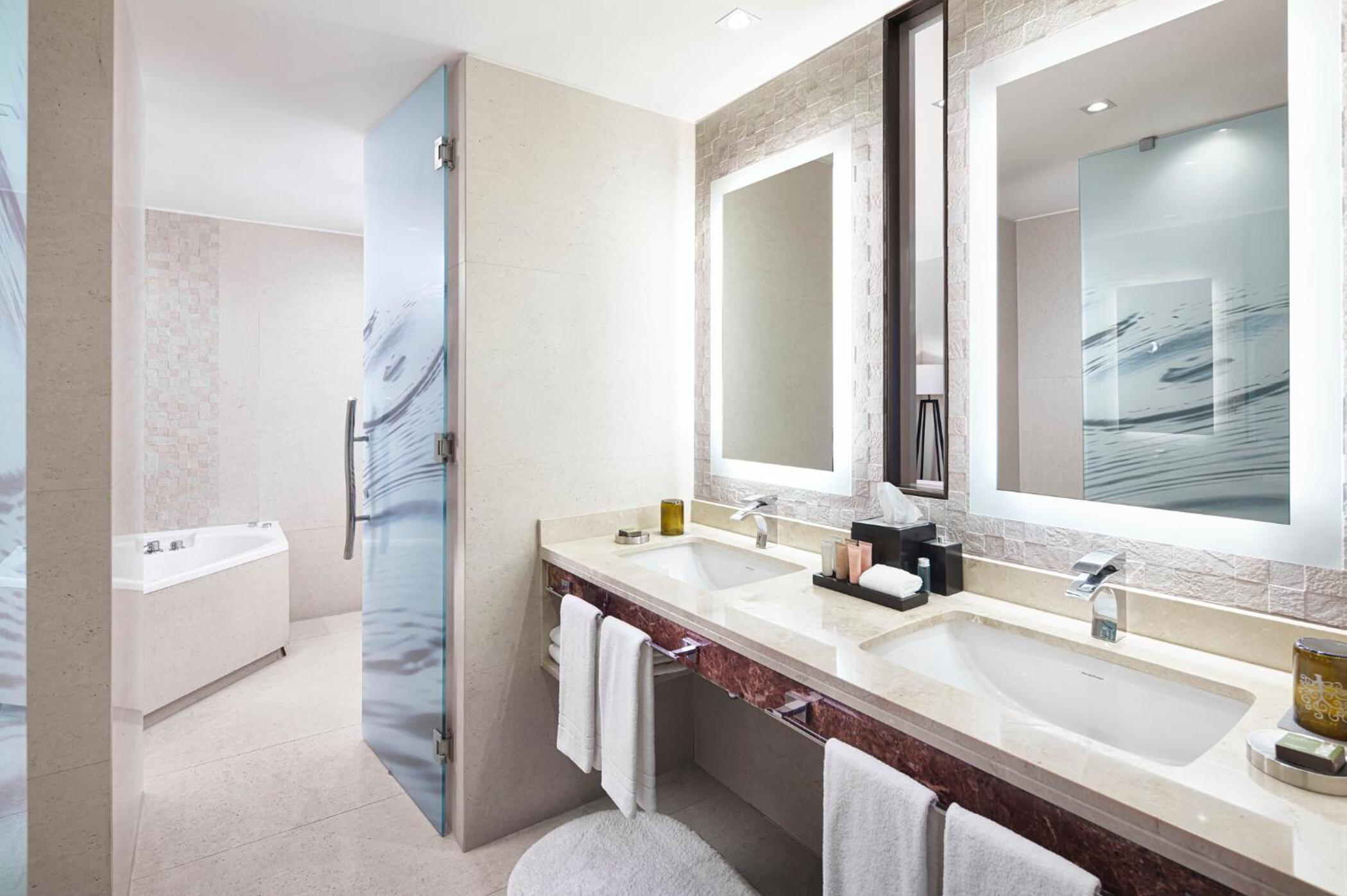 Junior Suite Club Level  King Suite photo 2