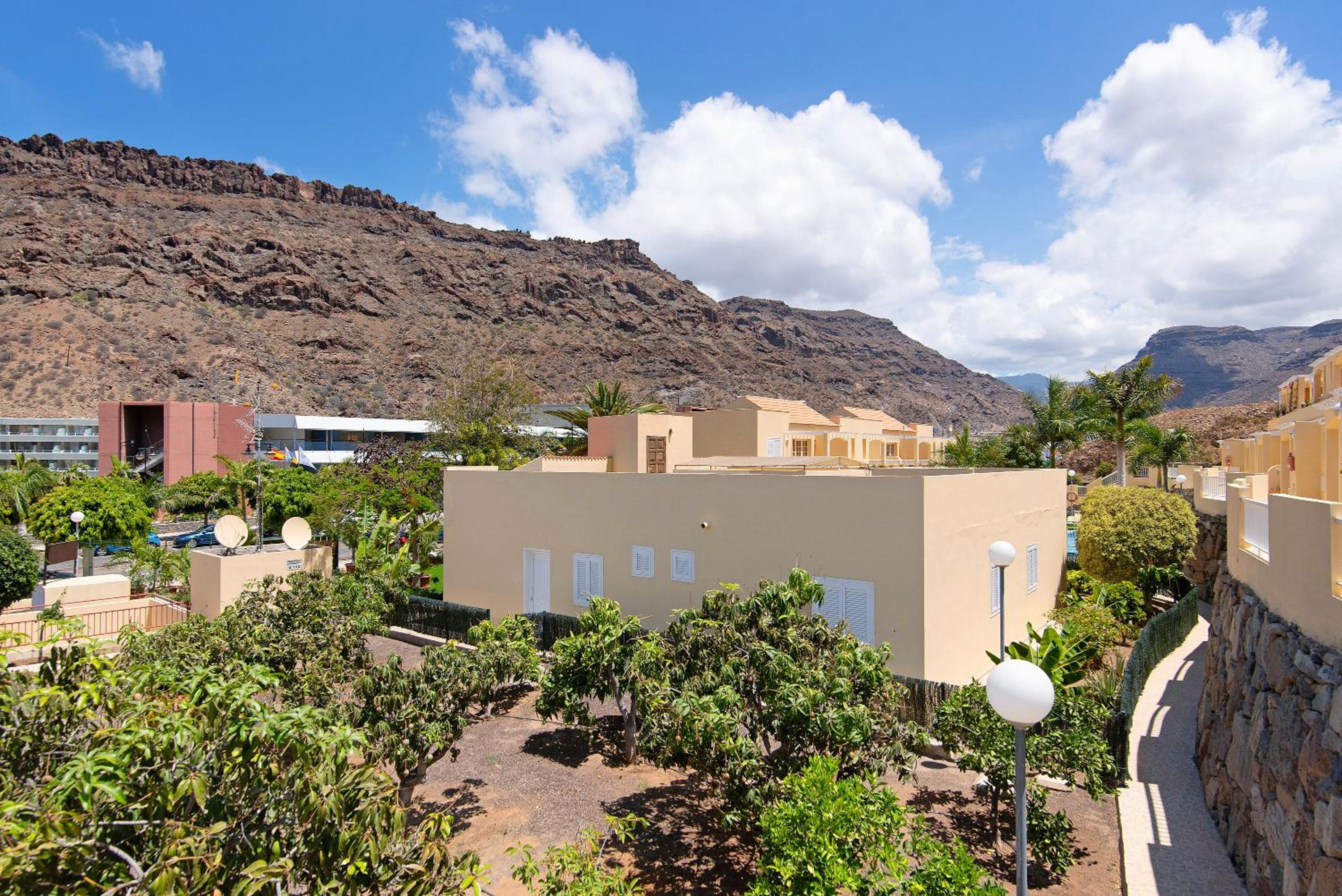 One-Bedroom Apartment with Garden View photo 2