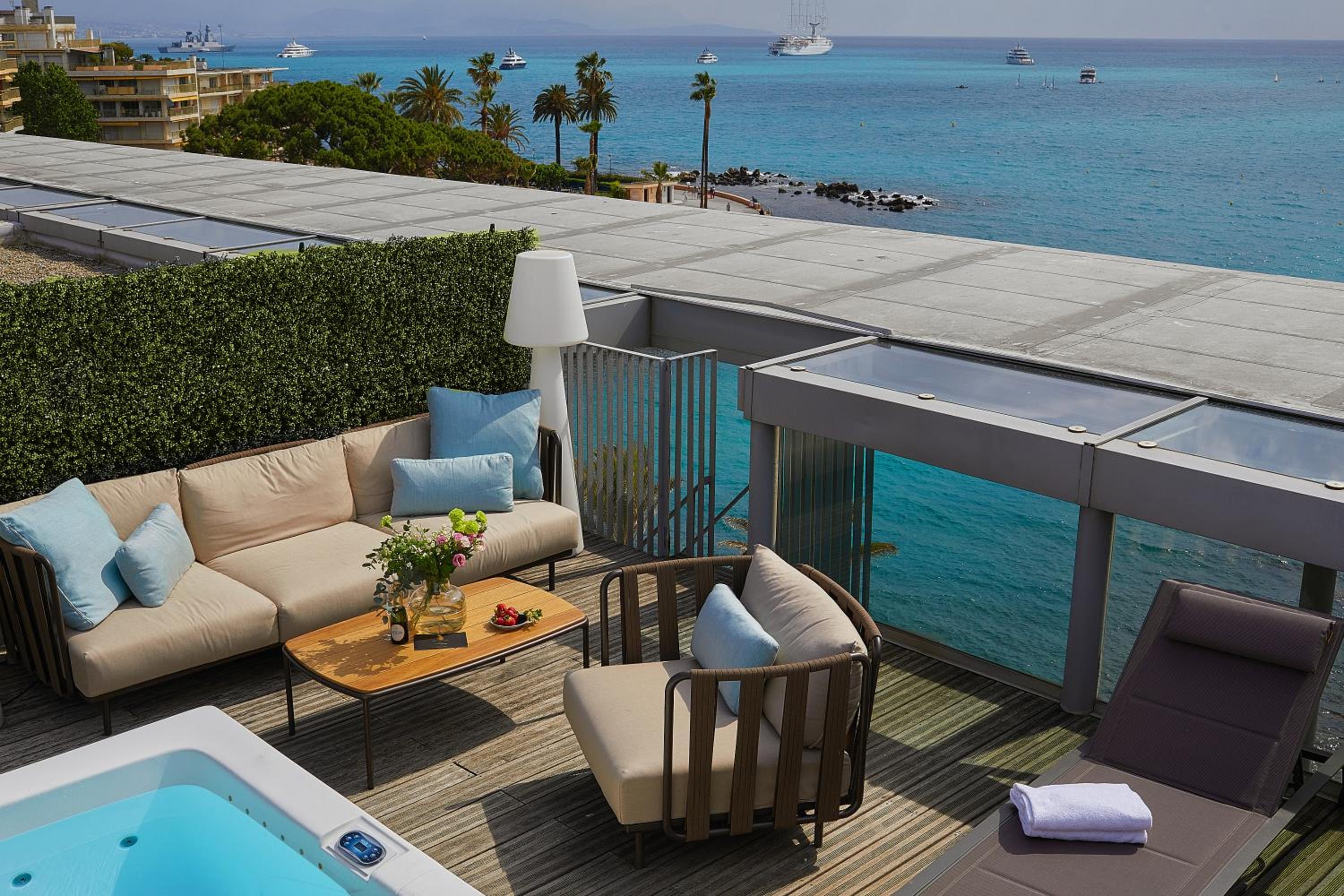 Royal Apartment with Hot Tub - Photo 6