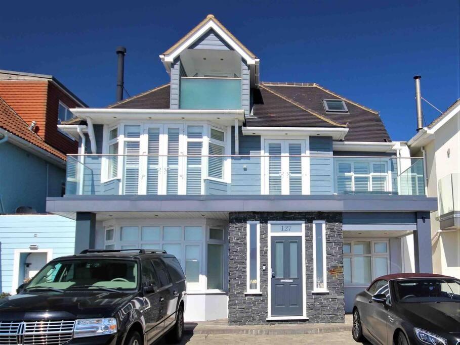 Six-Bedroom House photo 2
