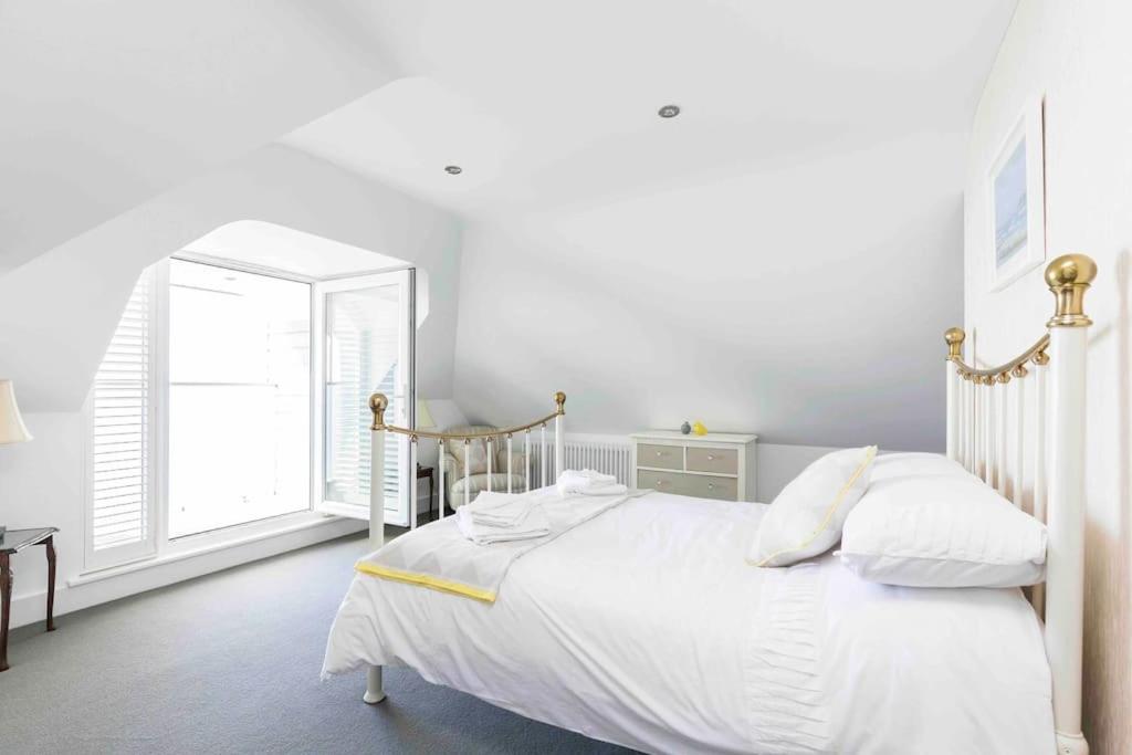 Six-Bedroom House photo 1