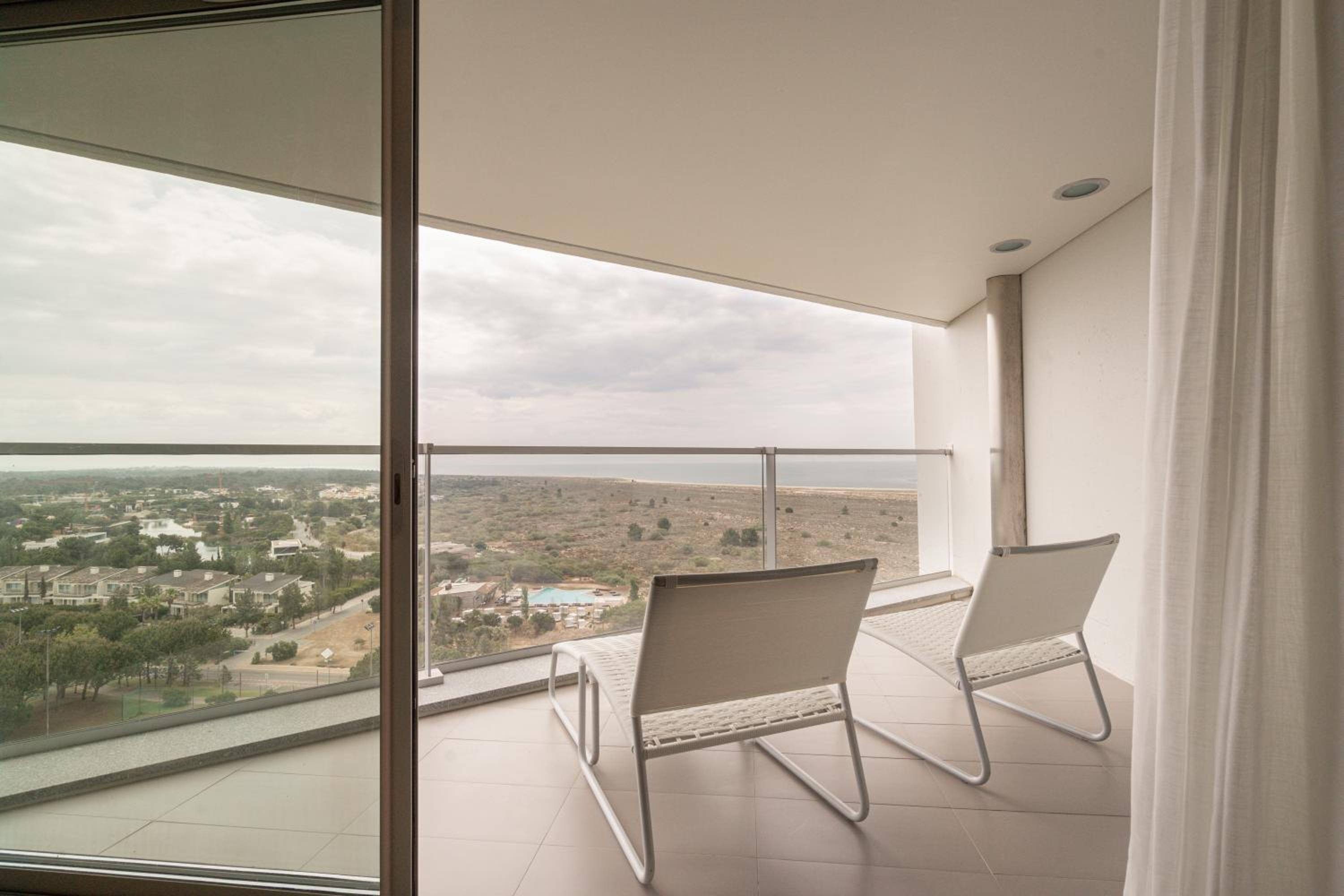 One-Bedroom Apartment with Sea View photo 2