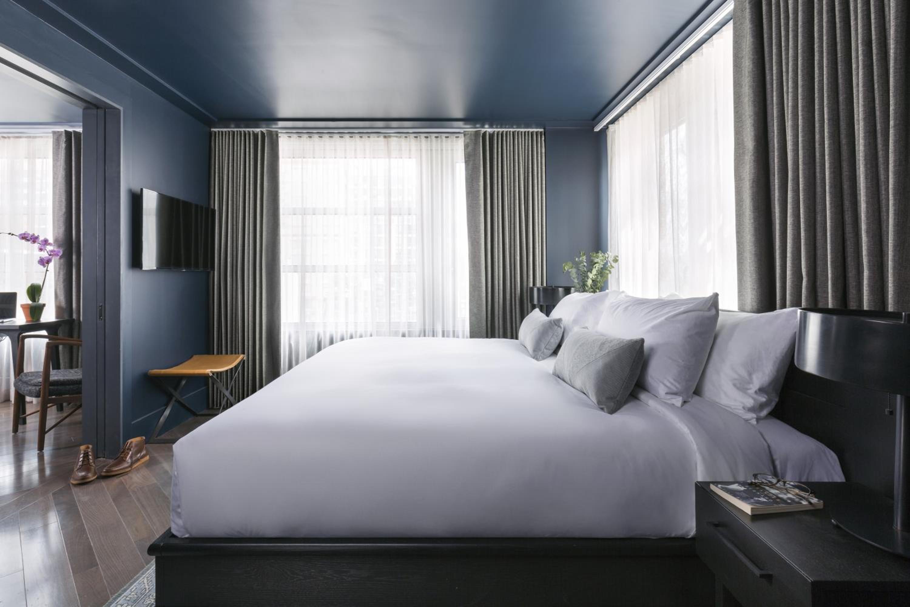Executive Suite - Photo 2