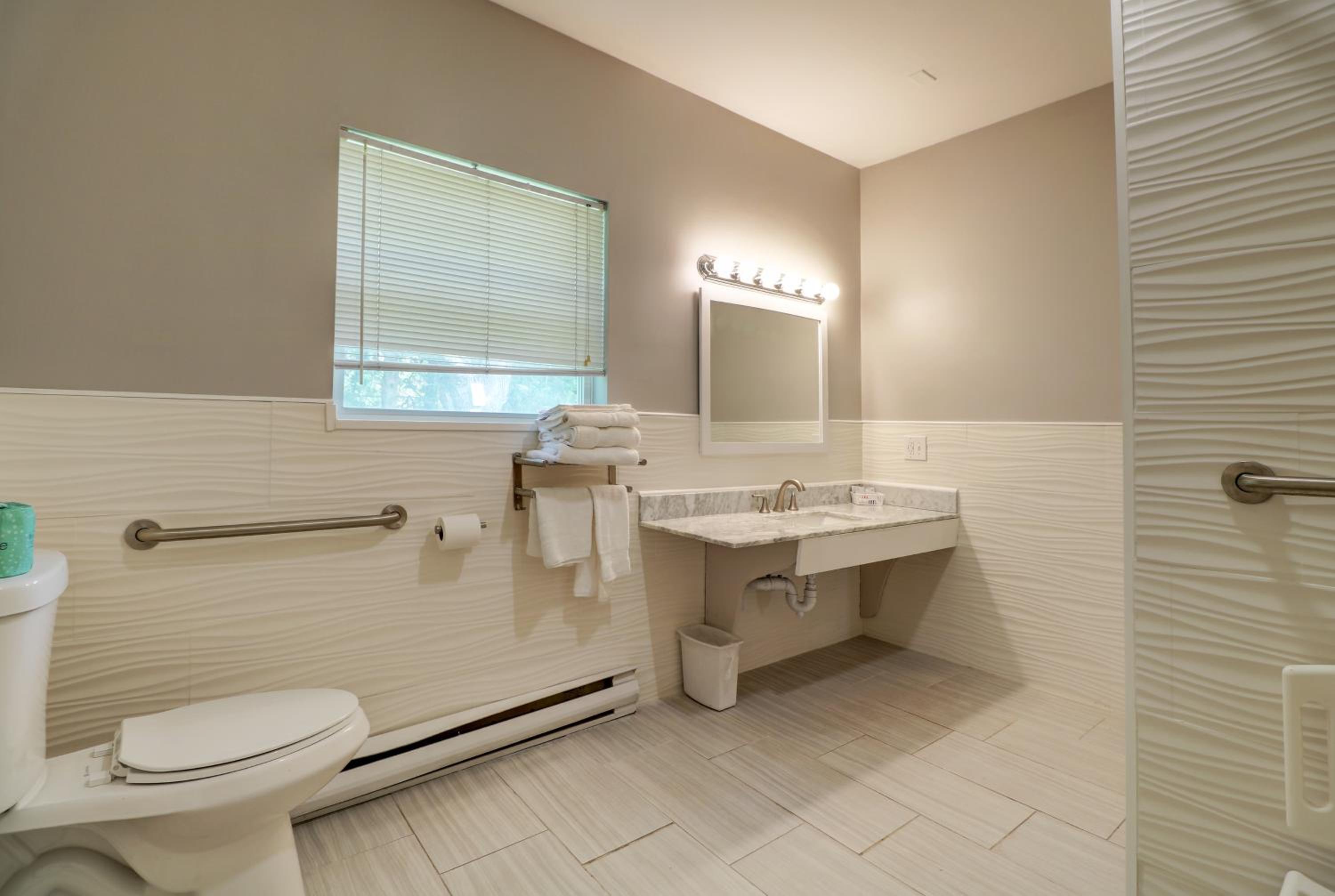 Queen Room with Two Queen Beds - Disability Access photo 2