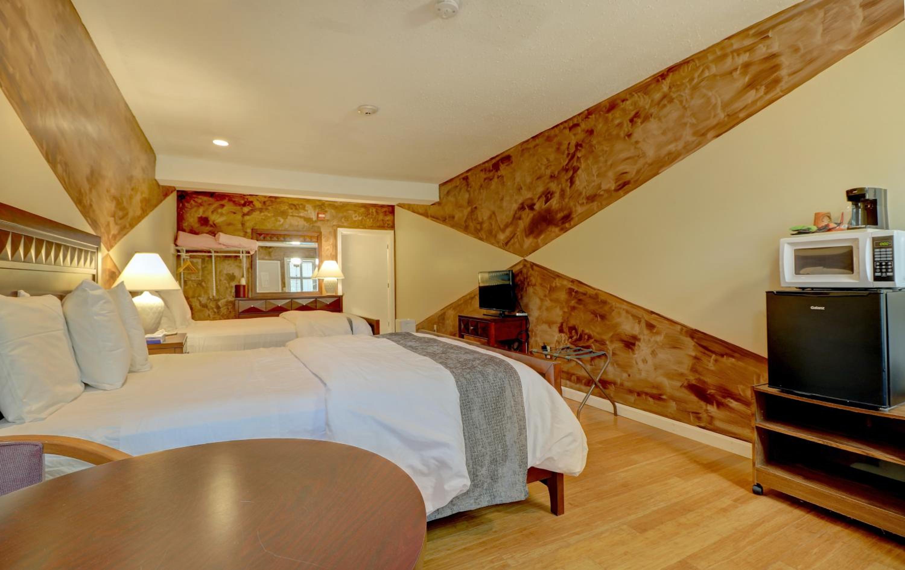 Queen Room with Two Queen Beds - Disability Access photo 3