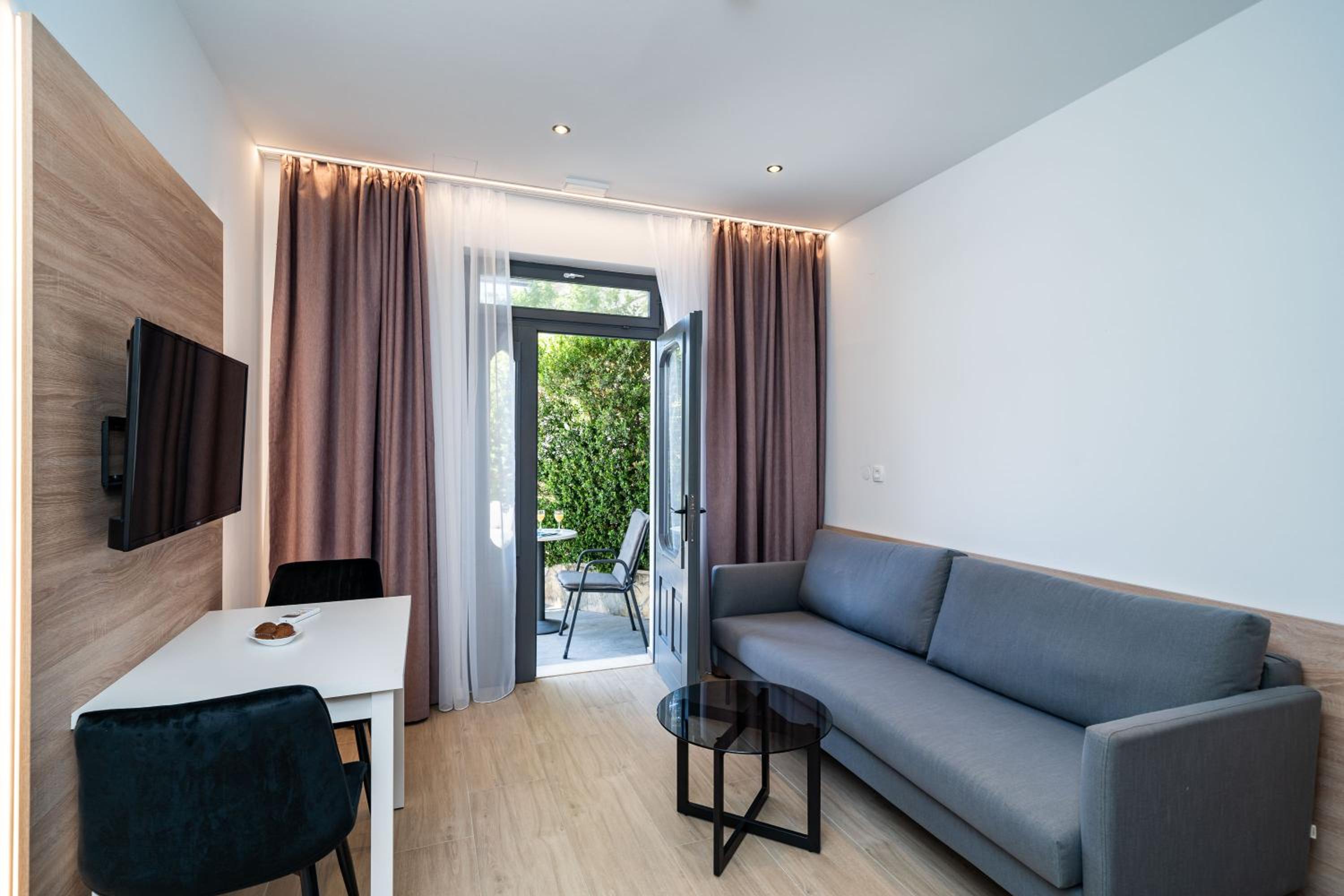 One-Bedroom Apartment with Patio - Ground Floor - Photo 6