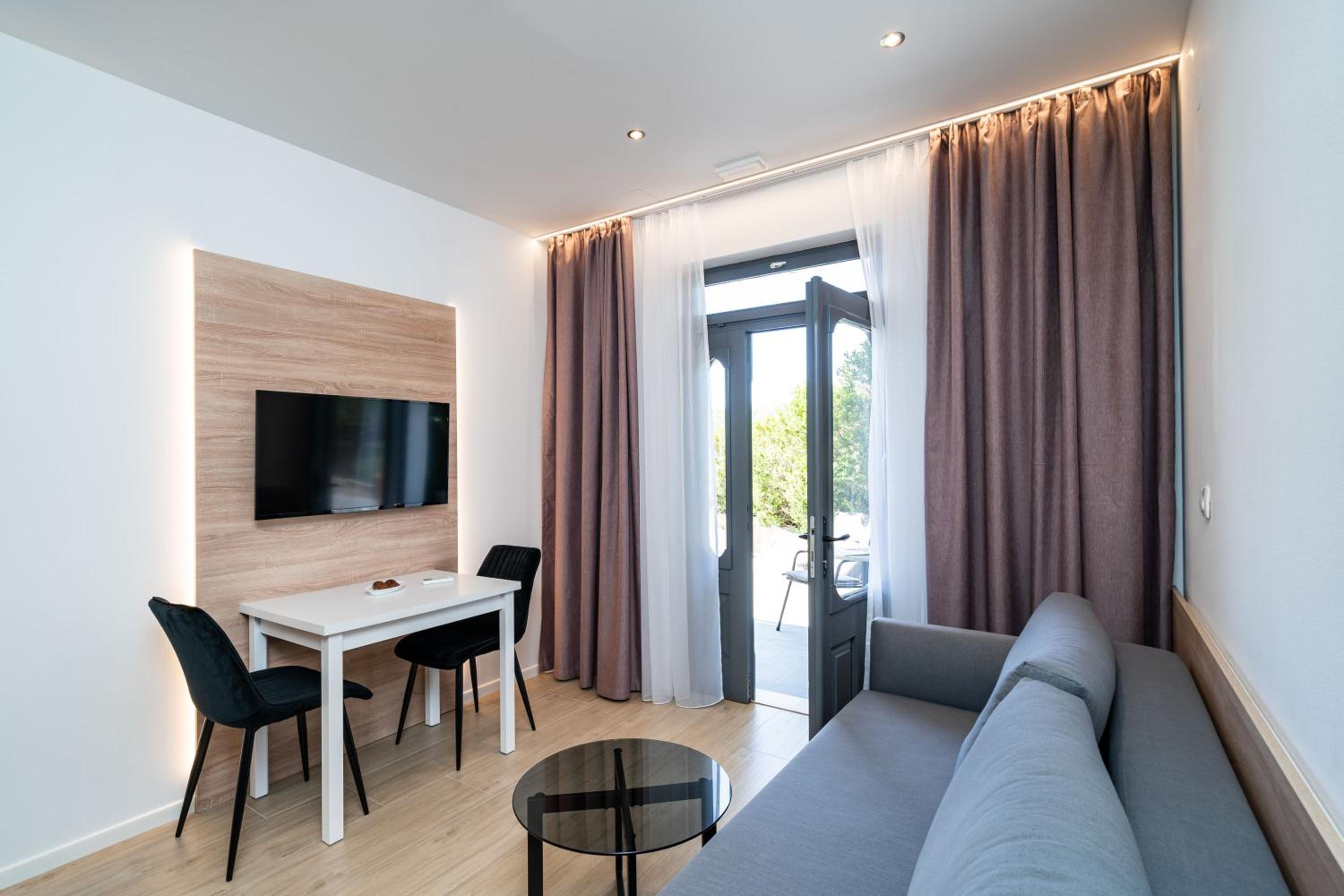 One-Bedroom Apartment with Patio - Ground Floor - Photo 9