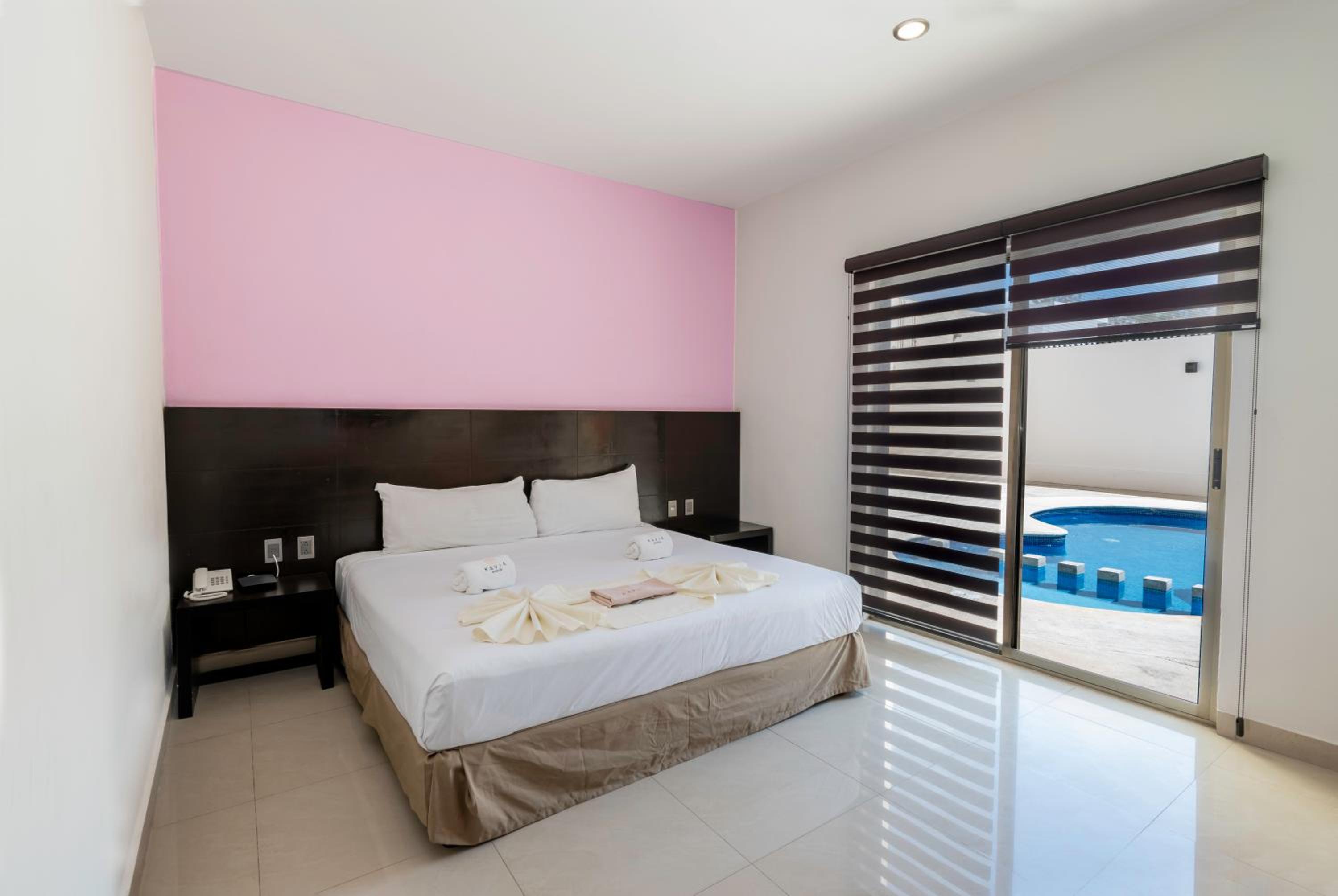 Suite - Photo 1