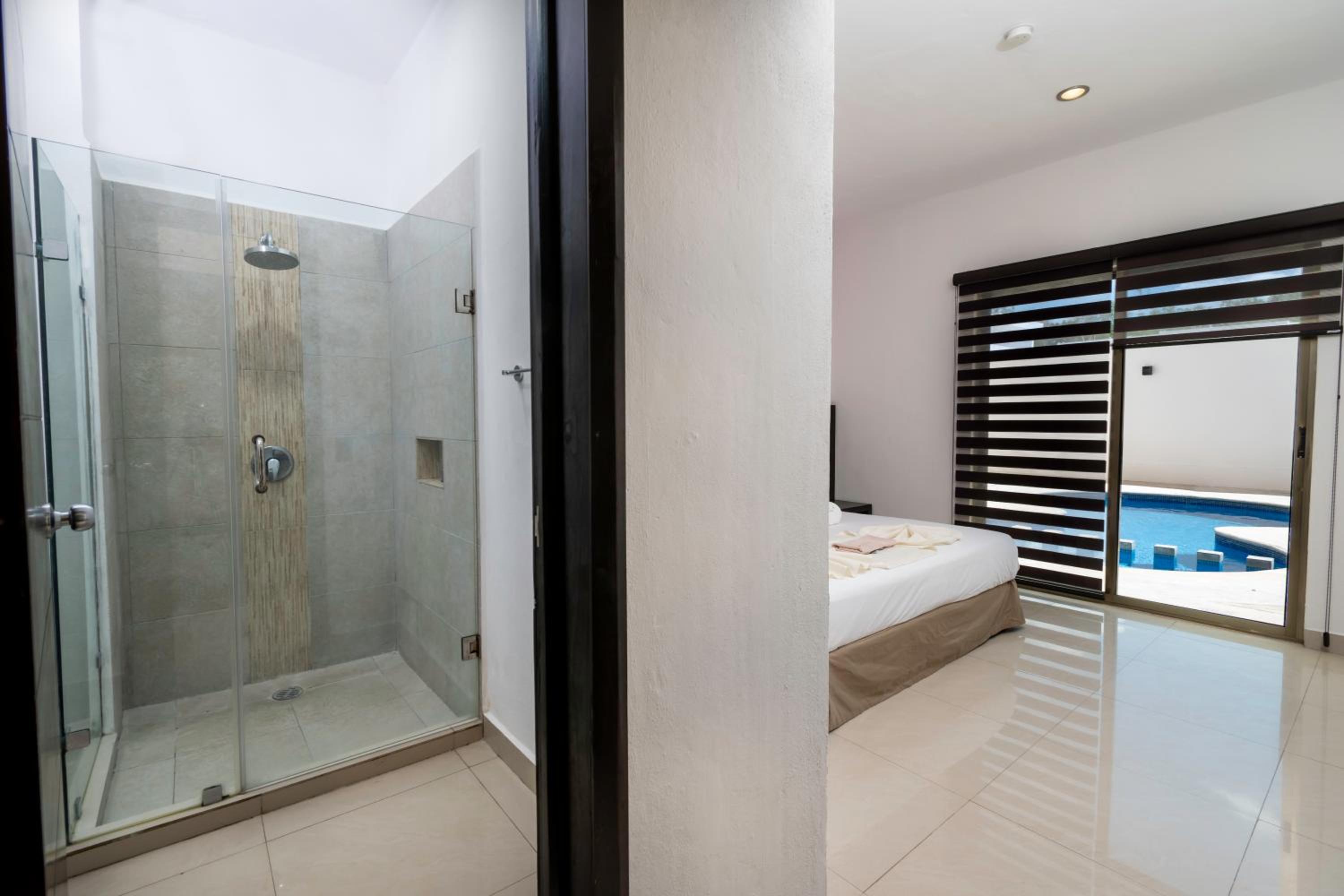 Suite - Photo 9