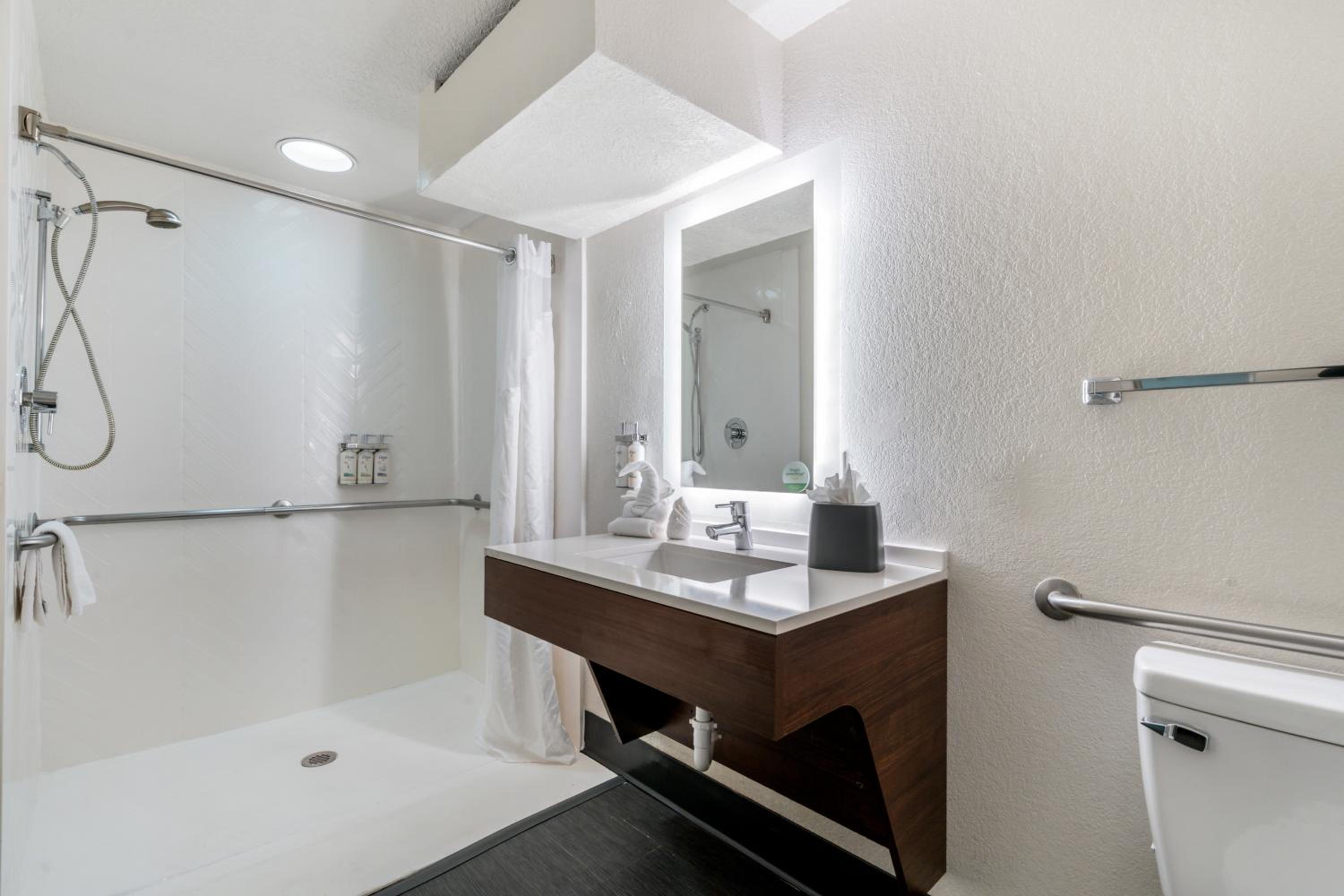 Standard Queen Room with Two Queen Beds and Mobility Accessible Roll-In Shower thumbnail 6
