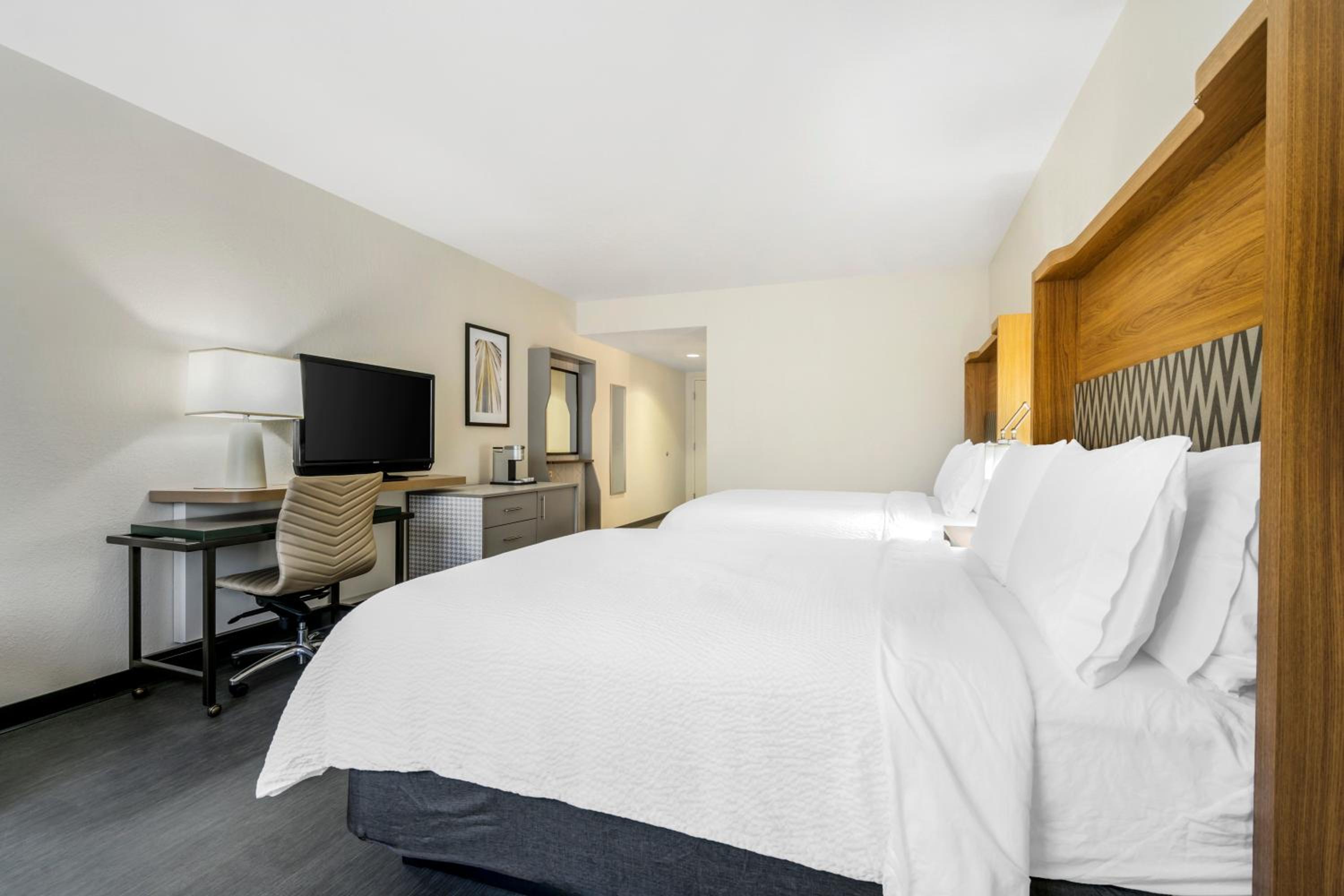 Standard Queen Room with Two Queen Beds and Mobility Accessible Tub thumbnail 5