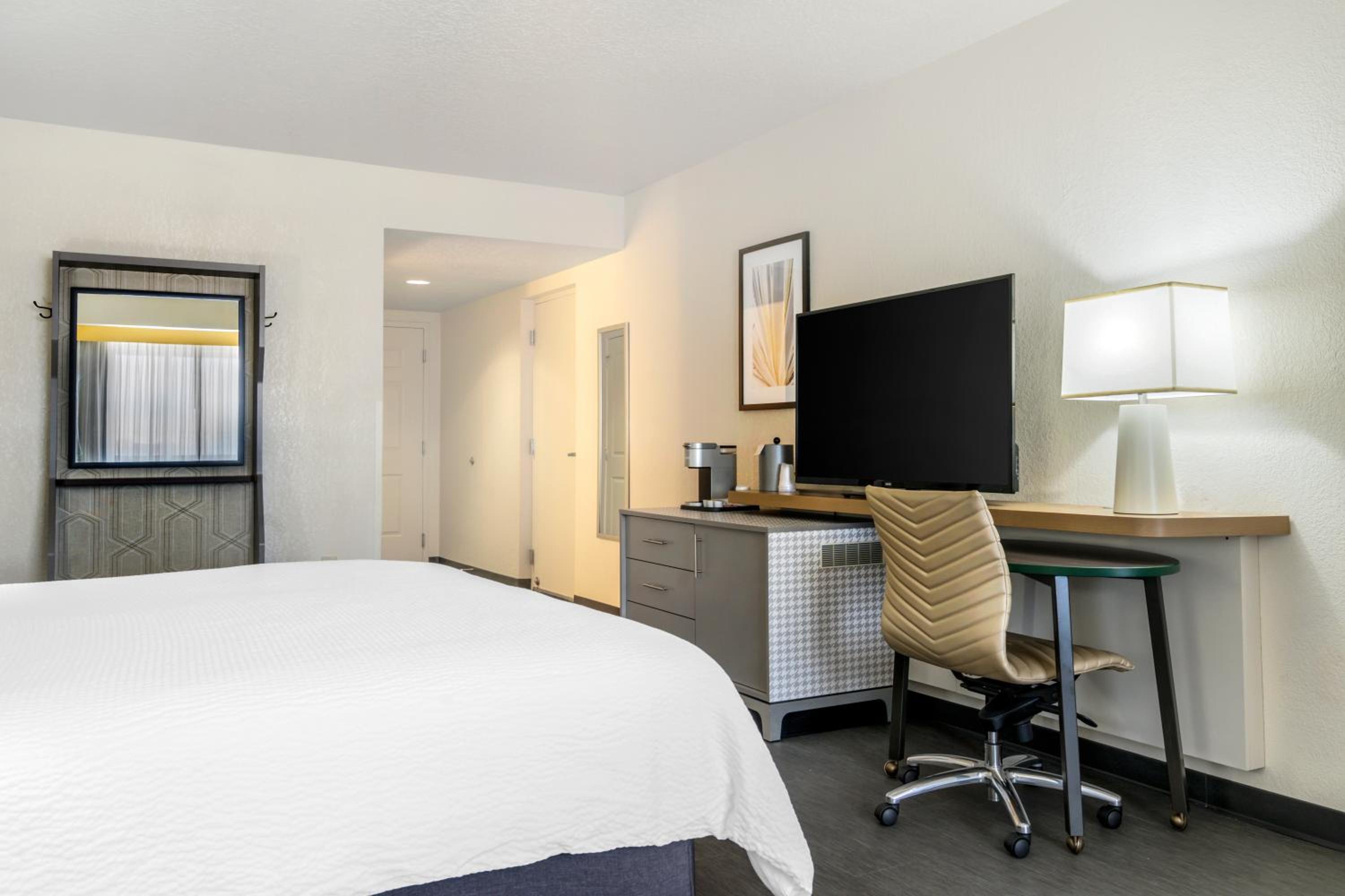 Premium Queen Room with Two Queen Beds thumbnail 5