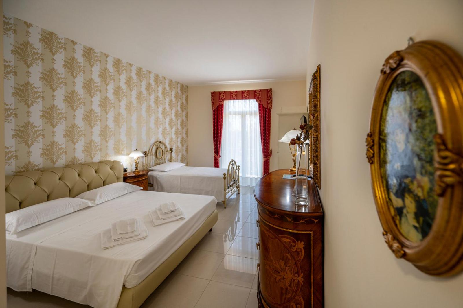 Queen Room with Balcony photo 1