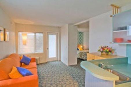 One Bedroom Suite with Queen Bed photo 2