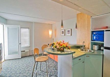 One Bedroom Suite with Queen Bed photo 2