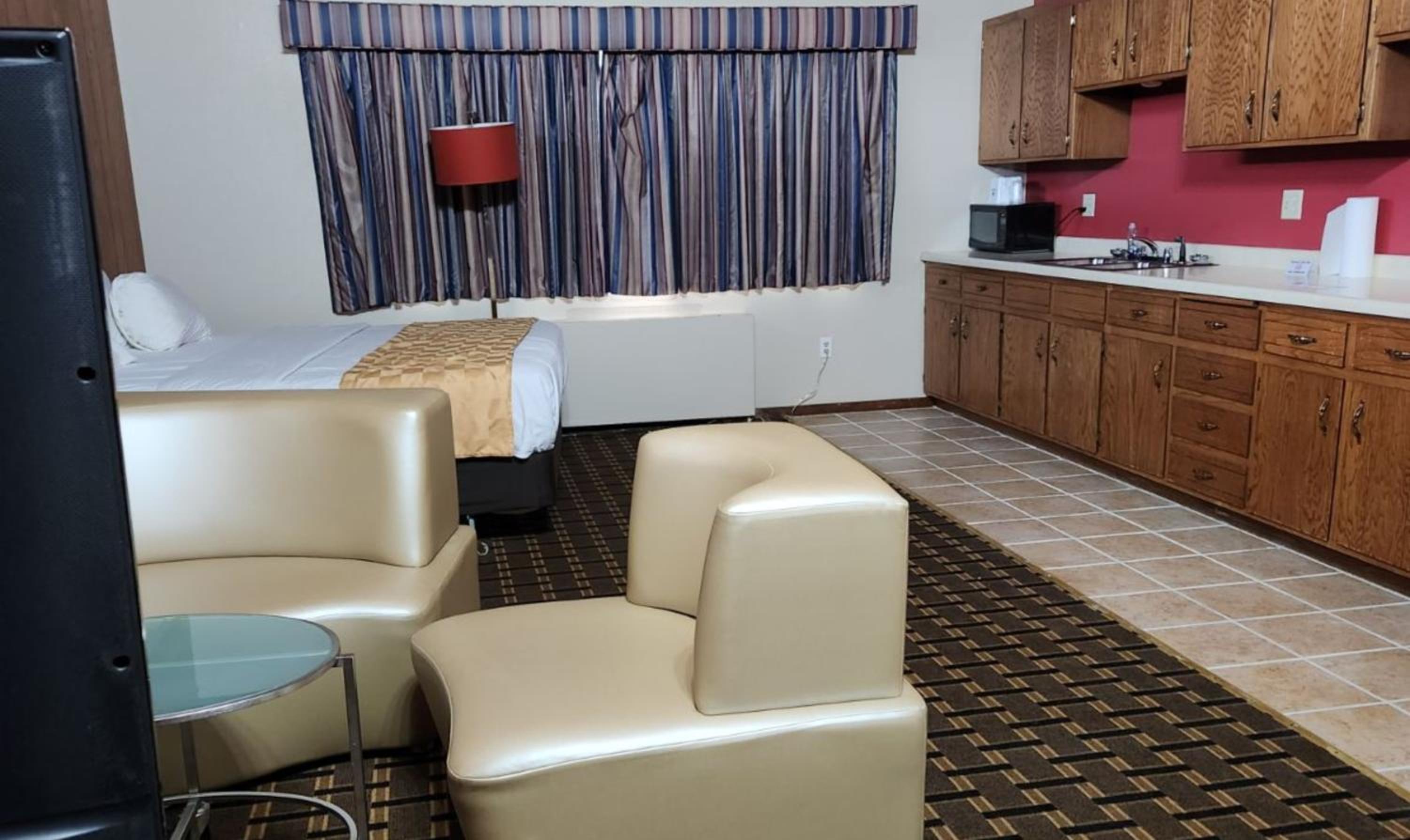 1 Deluxe King Kitchenette photo 2