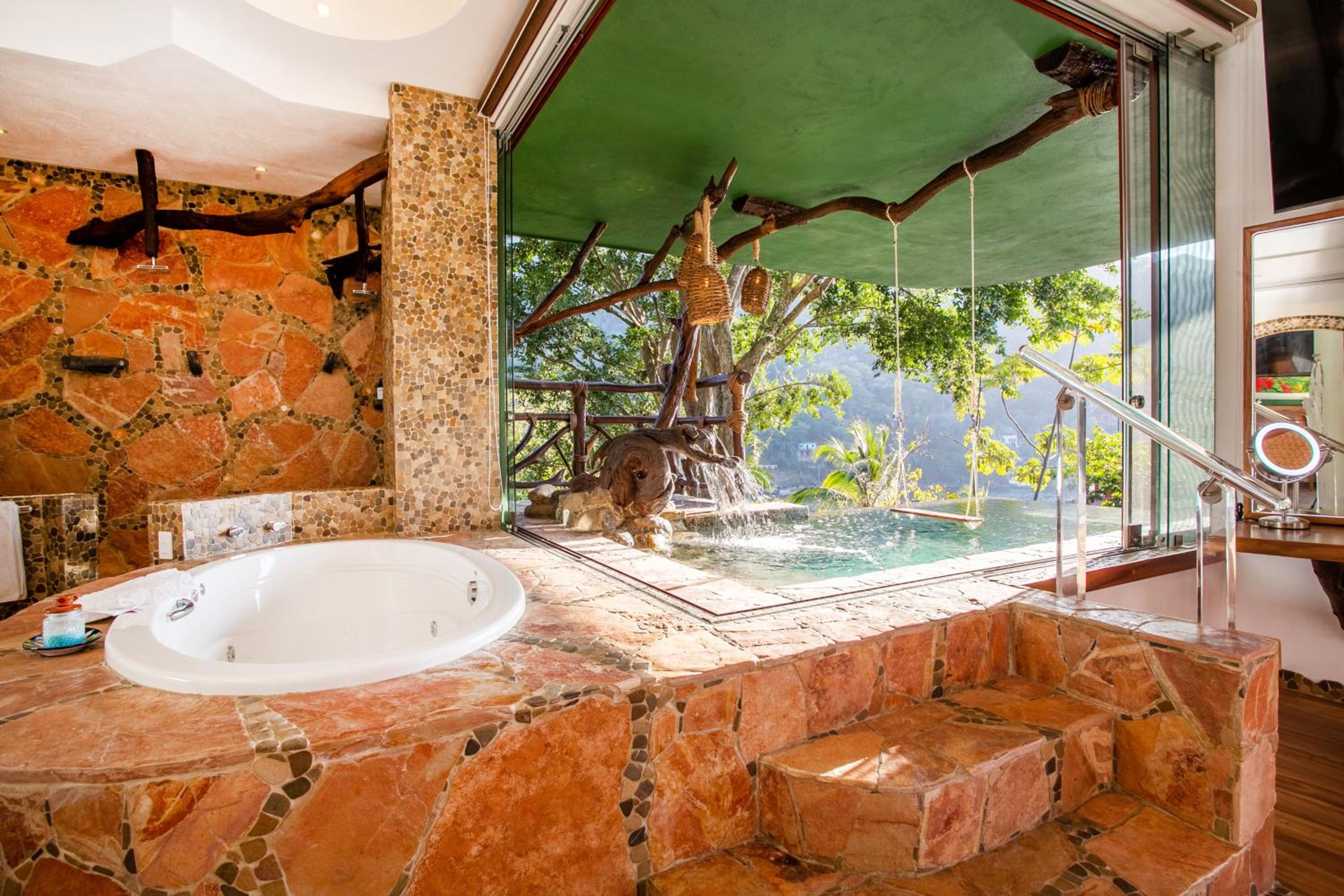 Suite with Private Pool - Photo 15