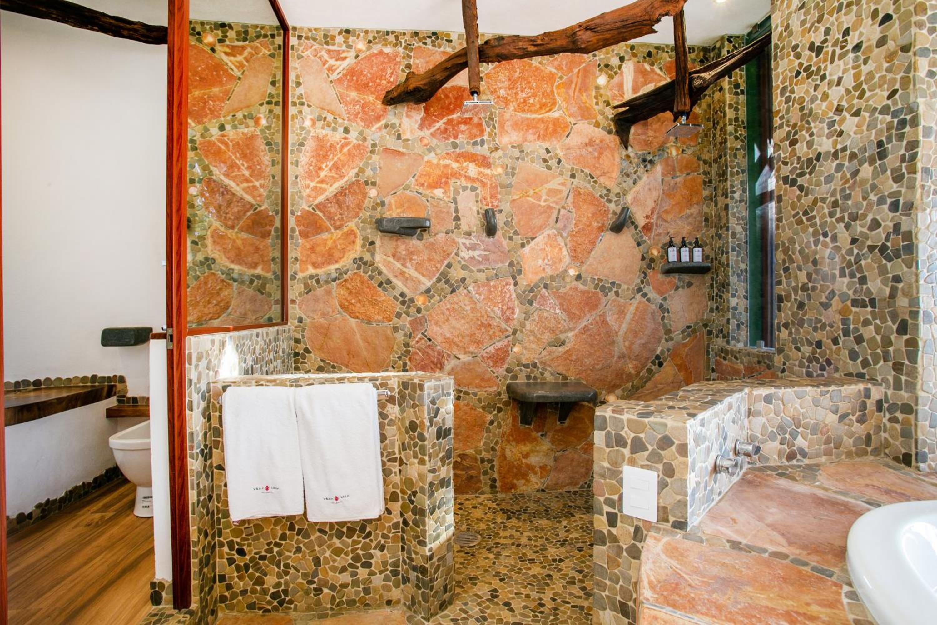 Suite with Private Pool - Photo 14