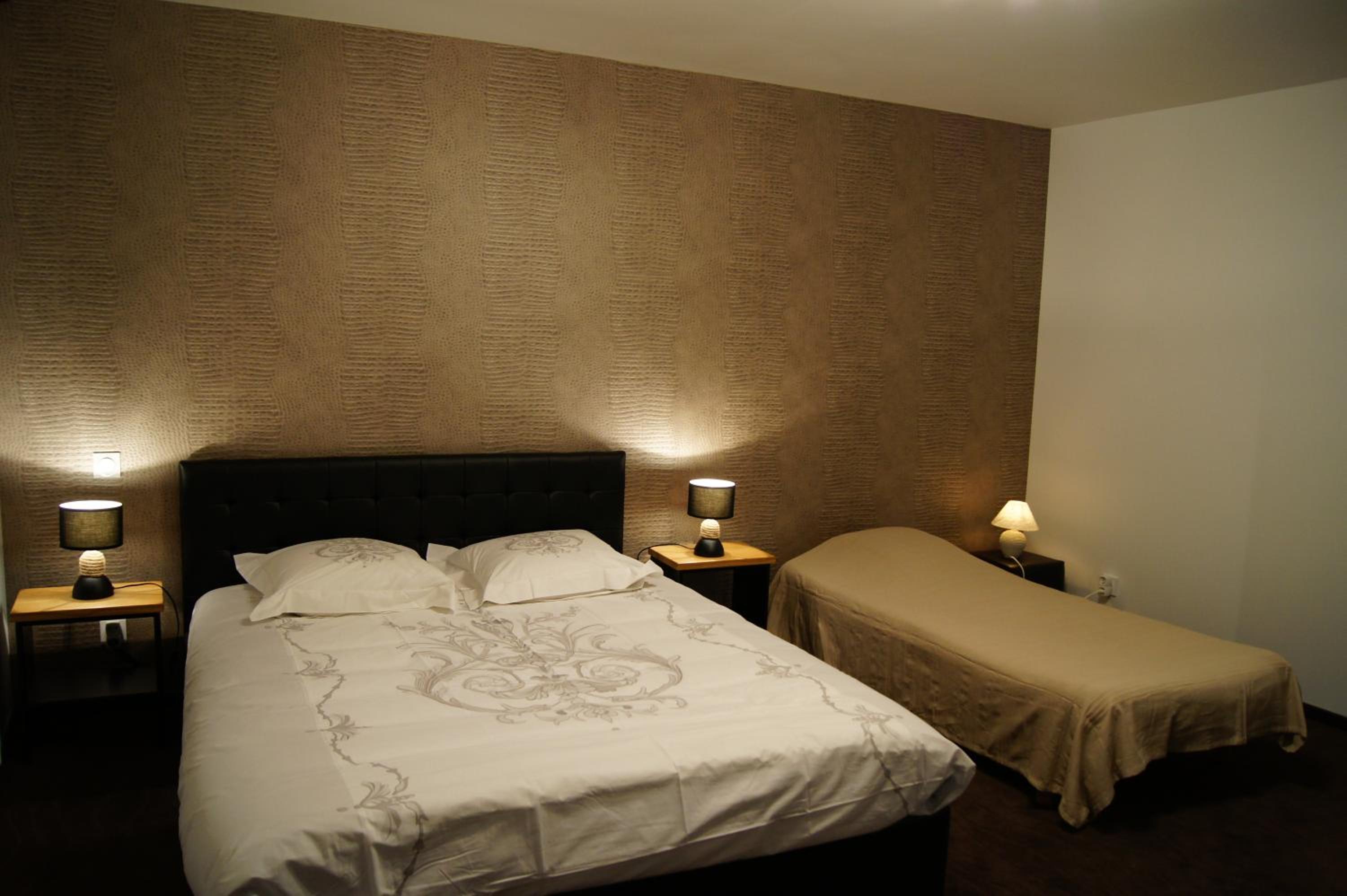 Deluxe Double Room (2 Adults + 1 Child) photo 1