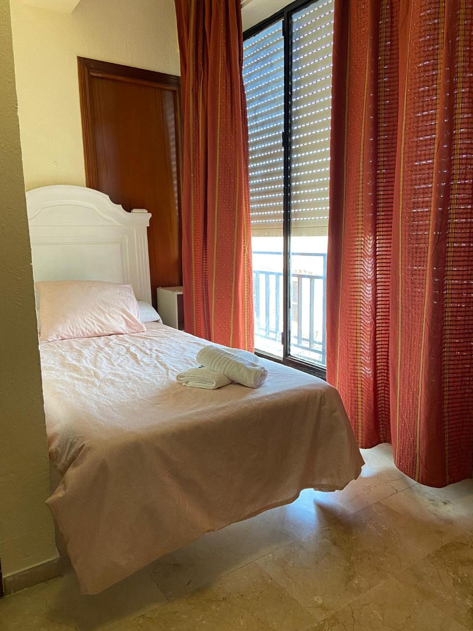 Habitación Pequeña Individual con Ventilador