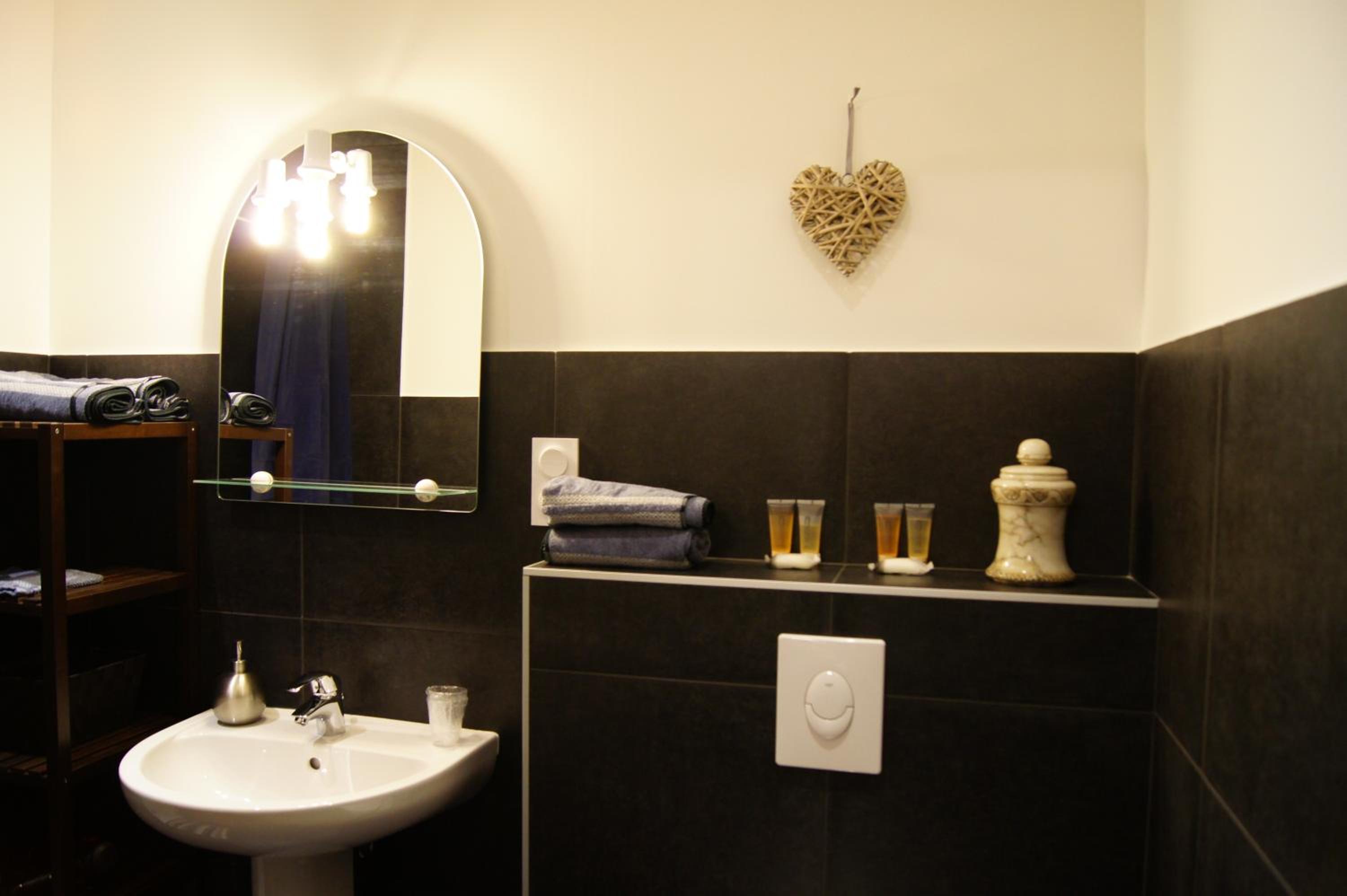 Deluxe Double Room (2 Adults + 1 Child) photo 3