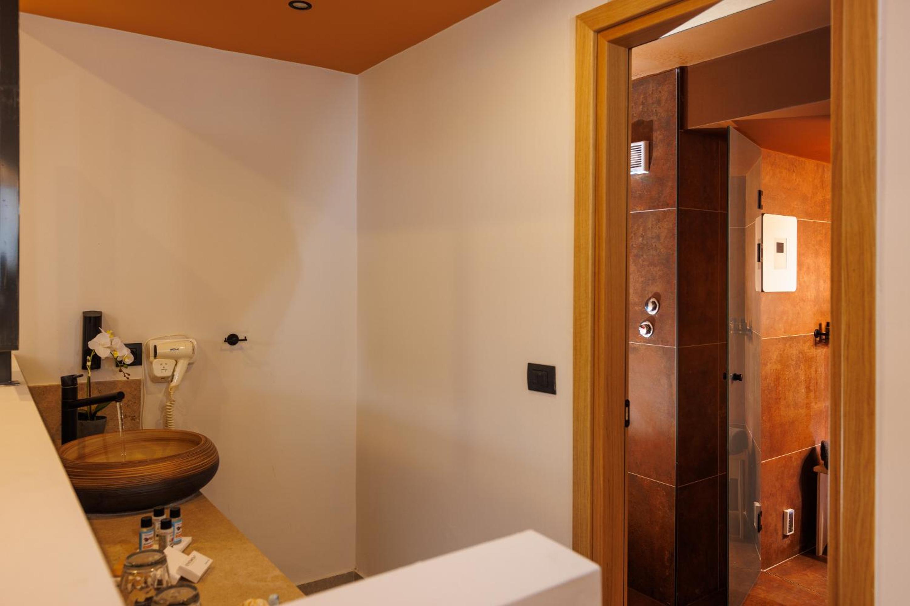 Junior Suite with Private Pool - Photo 7