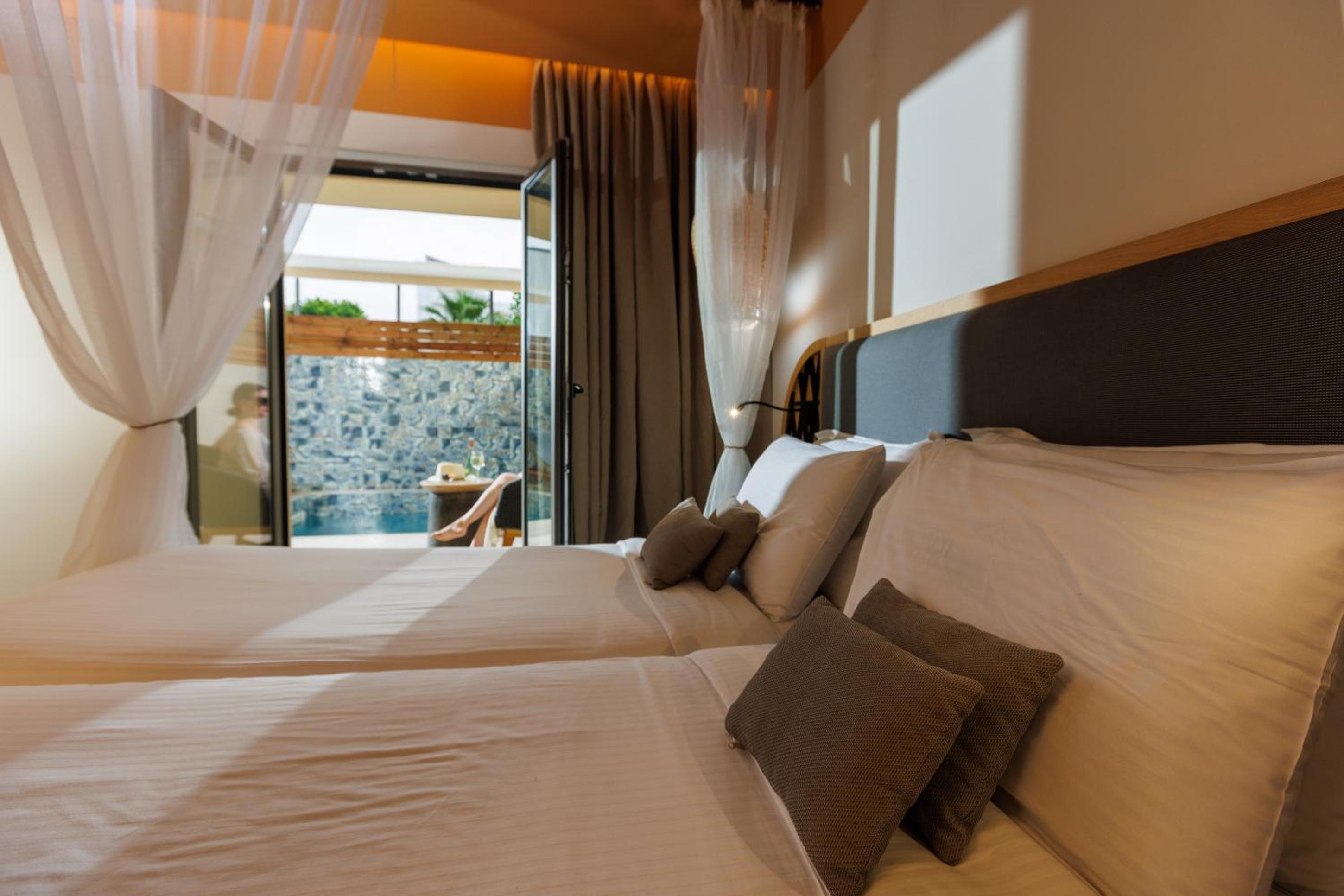 Junior Suite with Private Pool - Photo 23