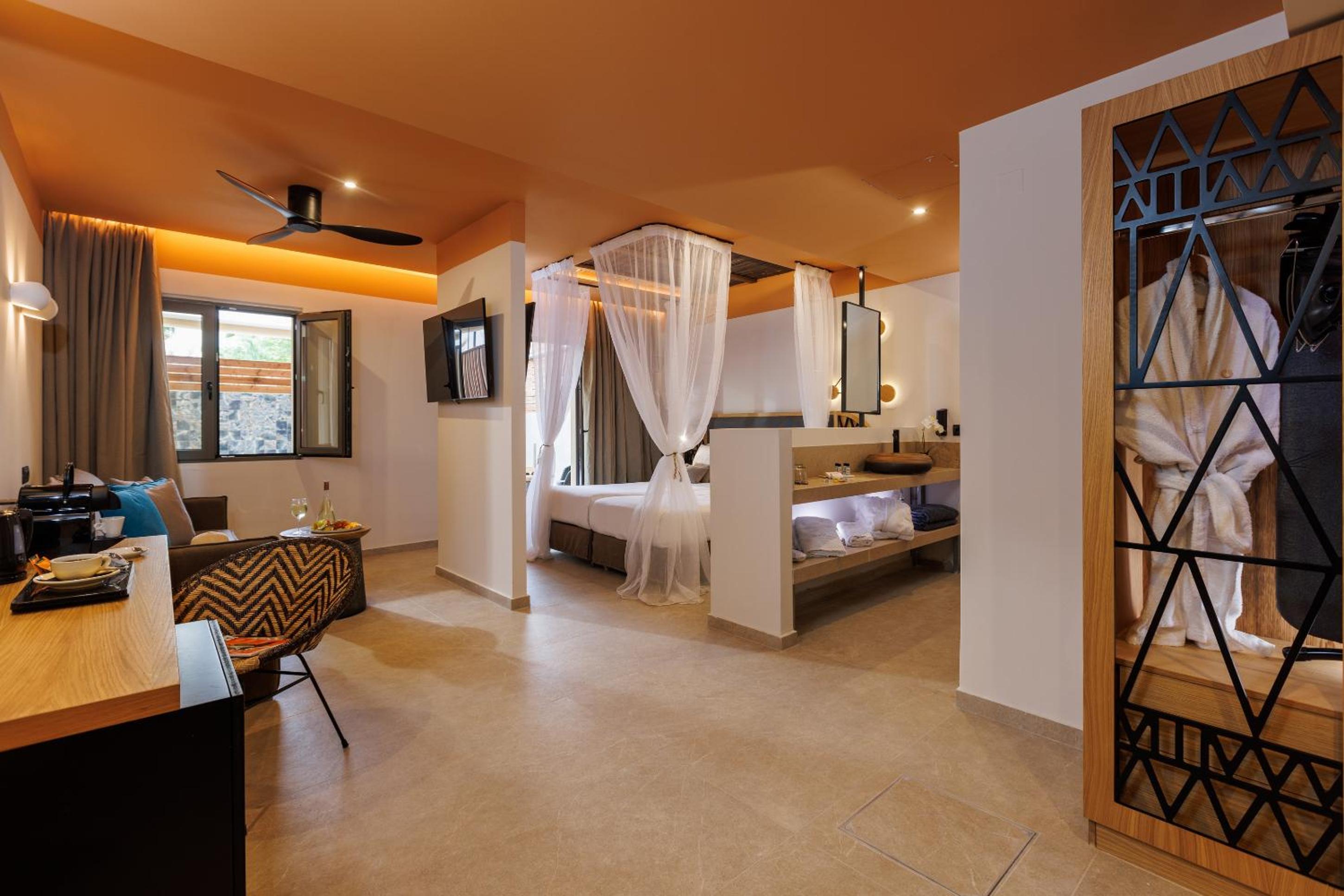 Junior Suite with Private Pool - Photo 10
