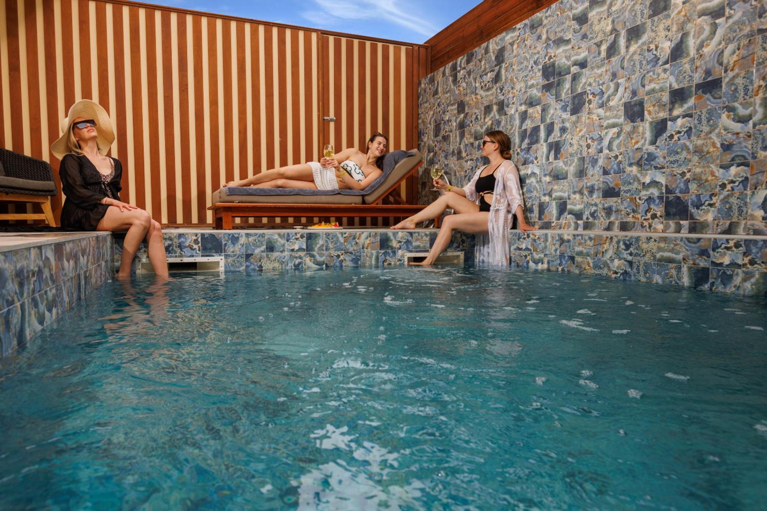 Junior Suite with Private Pool - Photo 14