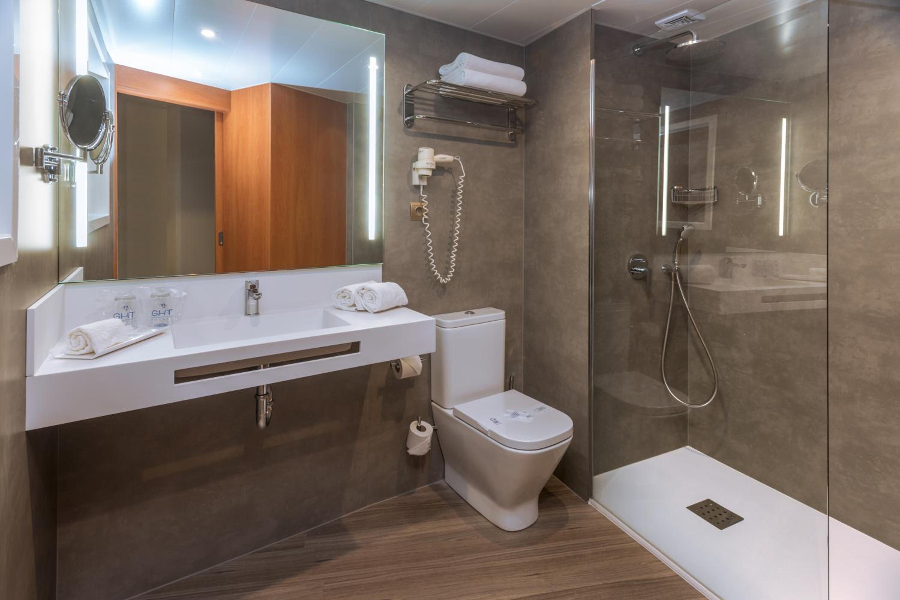 Double or Twin Room with Balcony - Photo 4