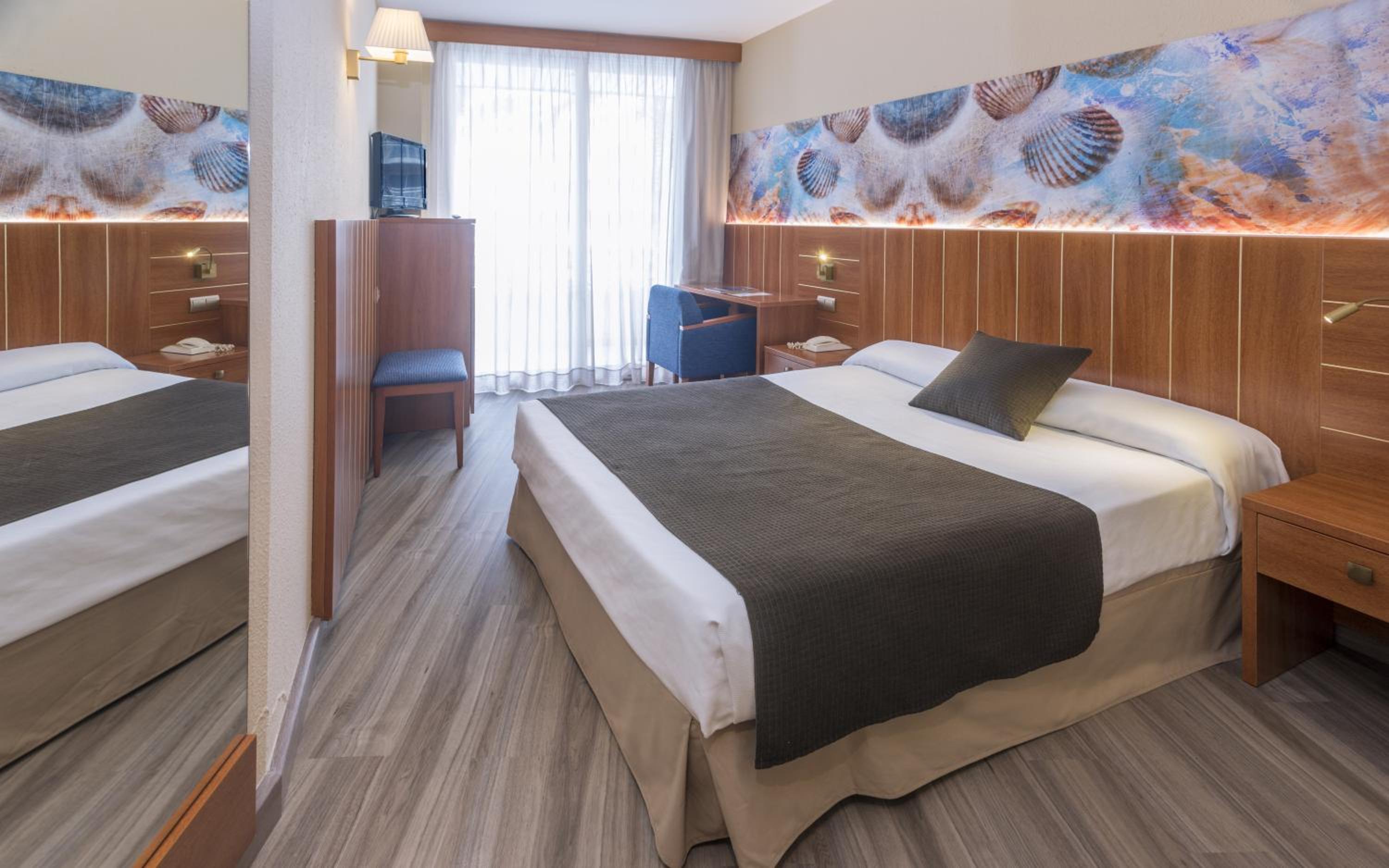 Double or Twin Room with Balcony - Photo 8