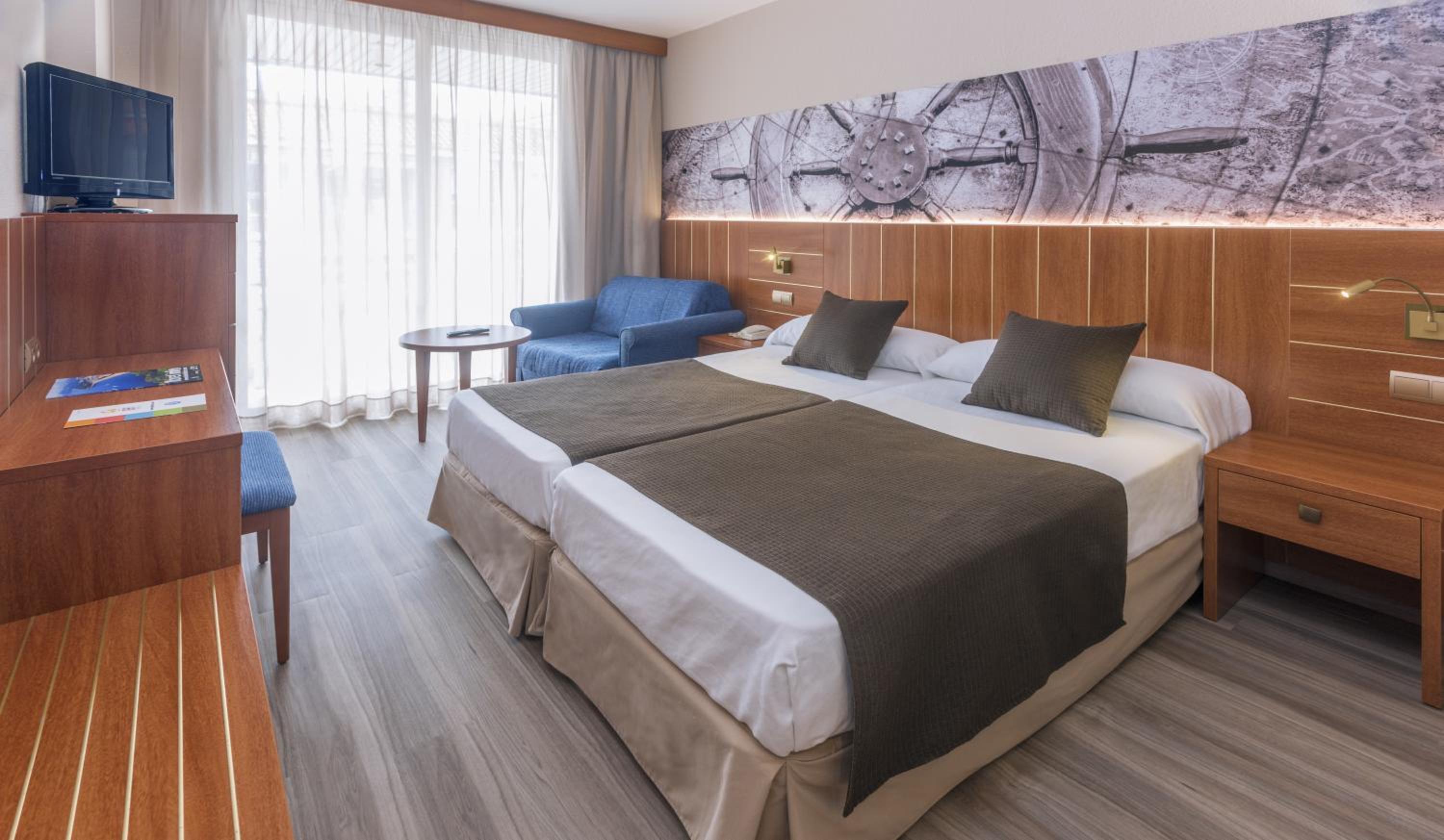 Double or Twin Room with Balcony - Photo 10