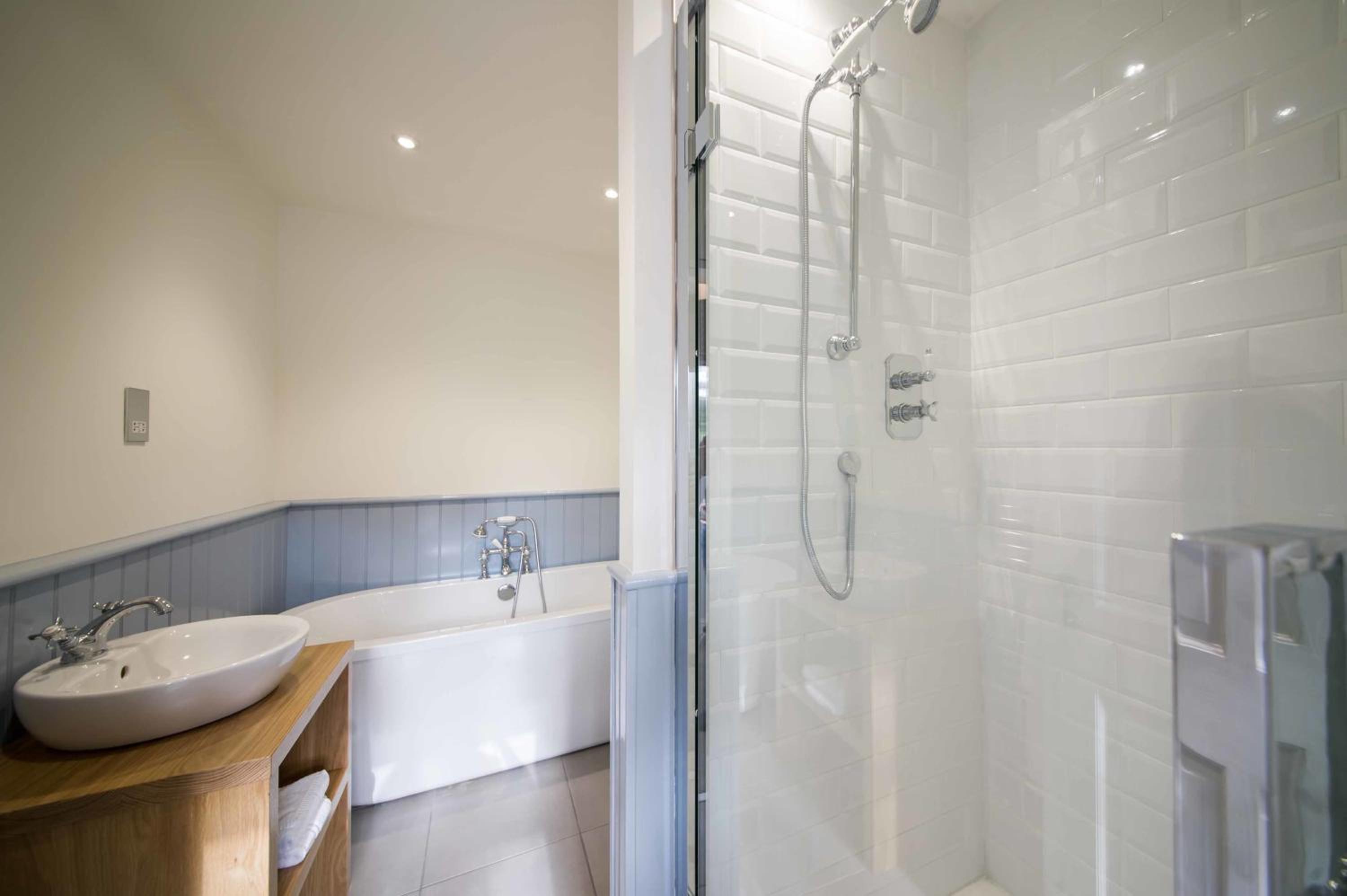 Deluxe Double Room with Bath - Photo 4