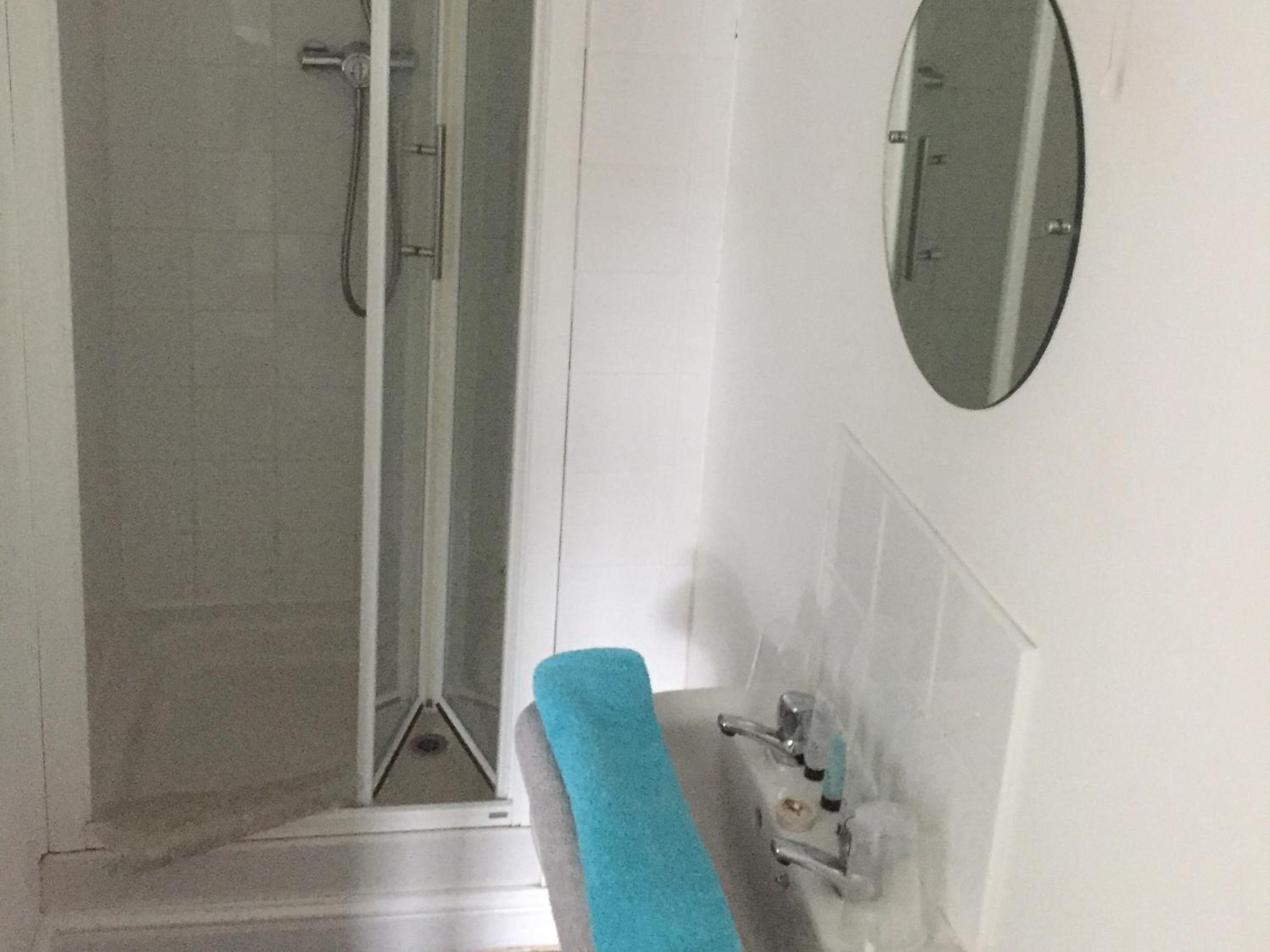 Twin Room with Private Bathroom photo 2