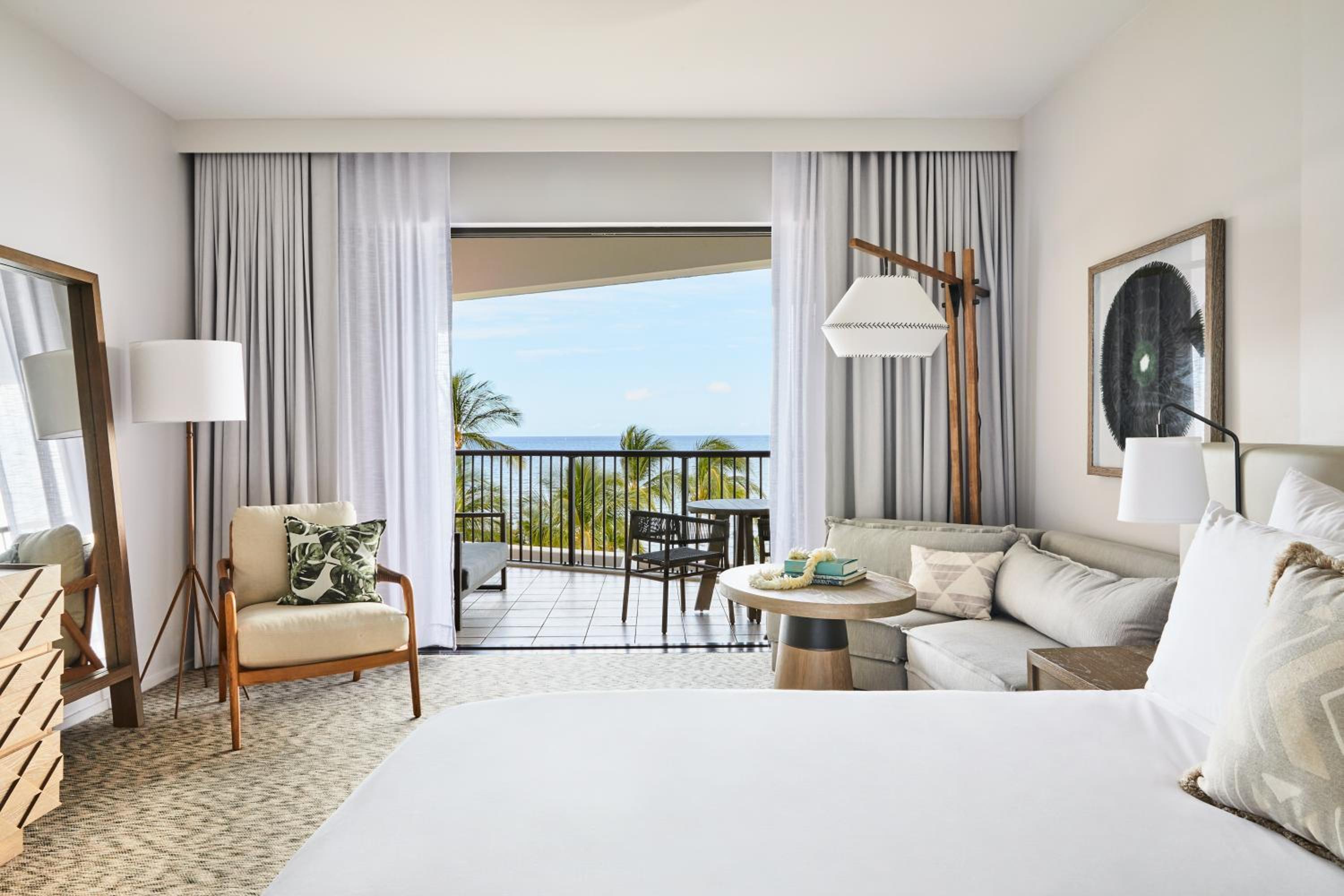 King Room with One King Bed and Roll In Shower (Non Smoking) (Accessible)
