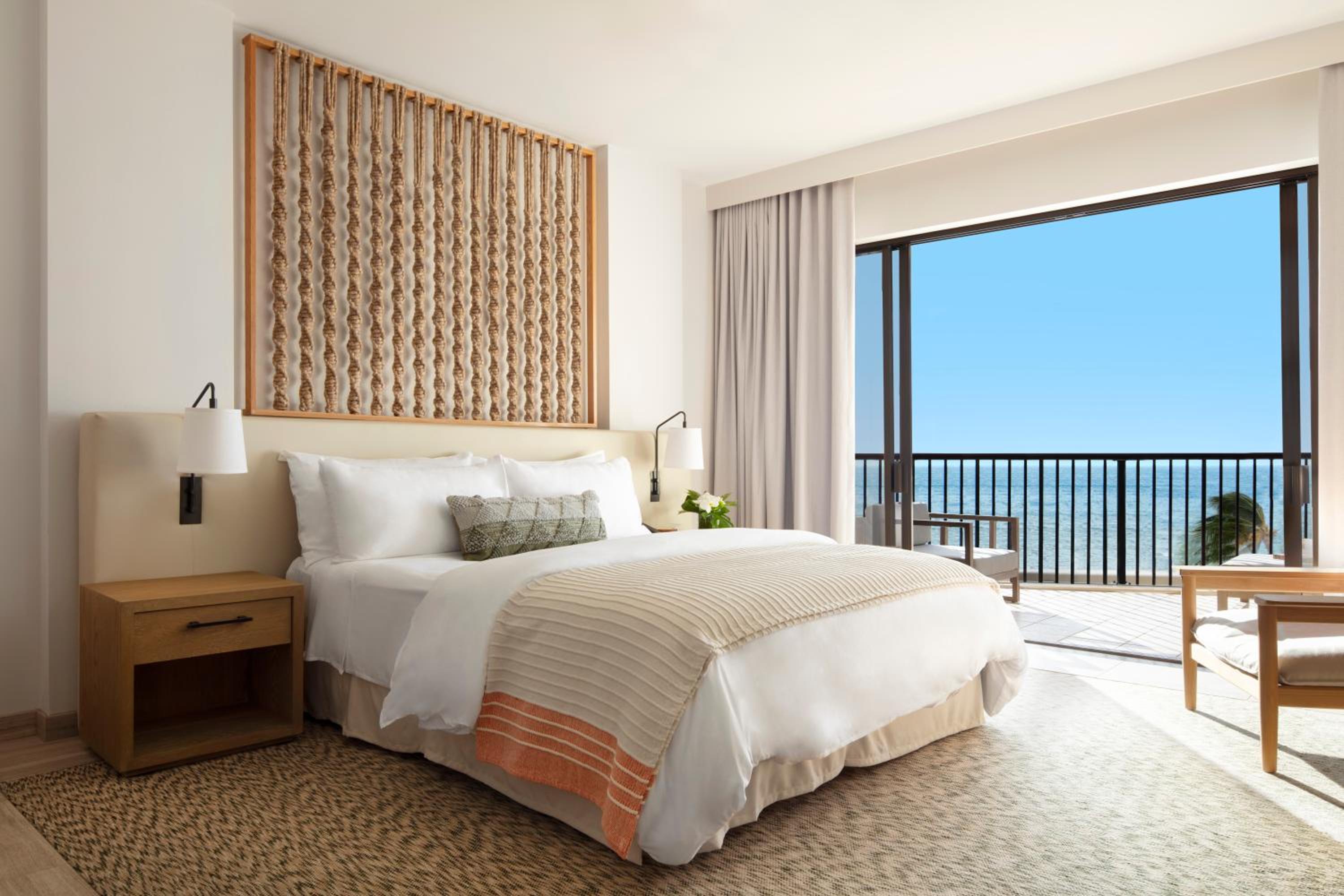King Room with One King Bed and Roll In Shower (Non Smoking) (Accessible)