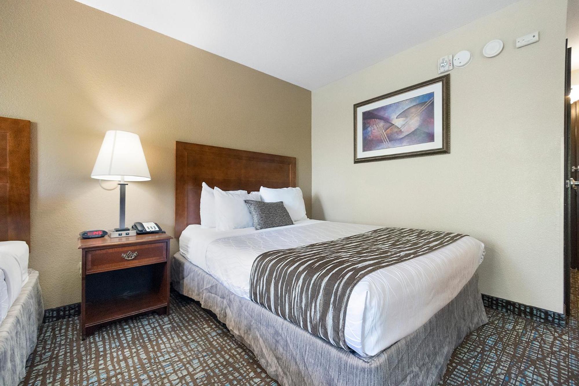 Queen Room with Two Queen Beds - Non-Smoking - Photo 7
