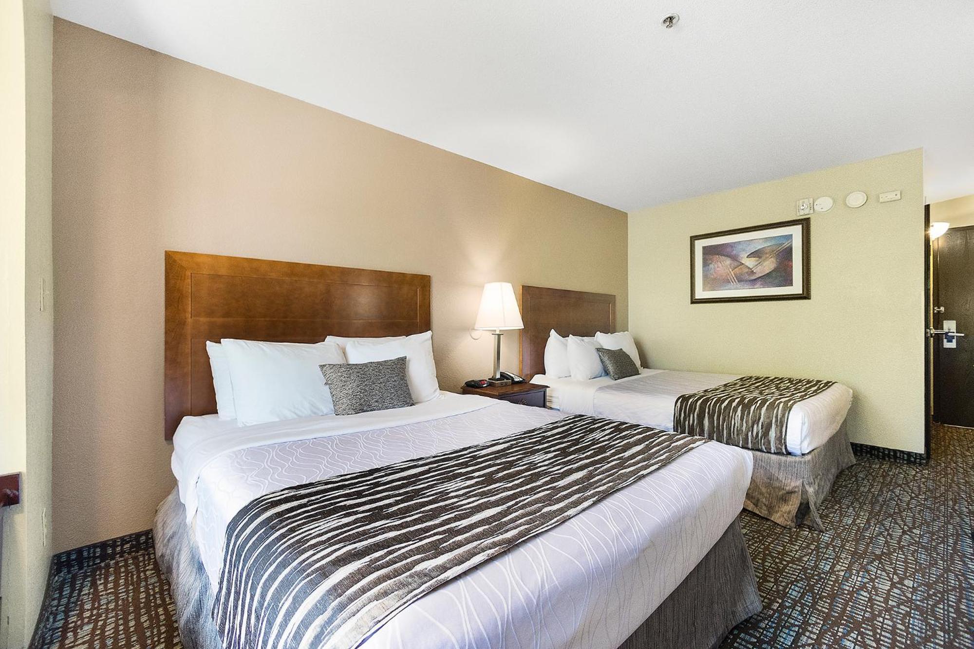 Queen Room with Two Queen Beds - Non-Smoking - Photo 5