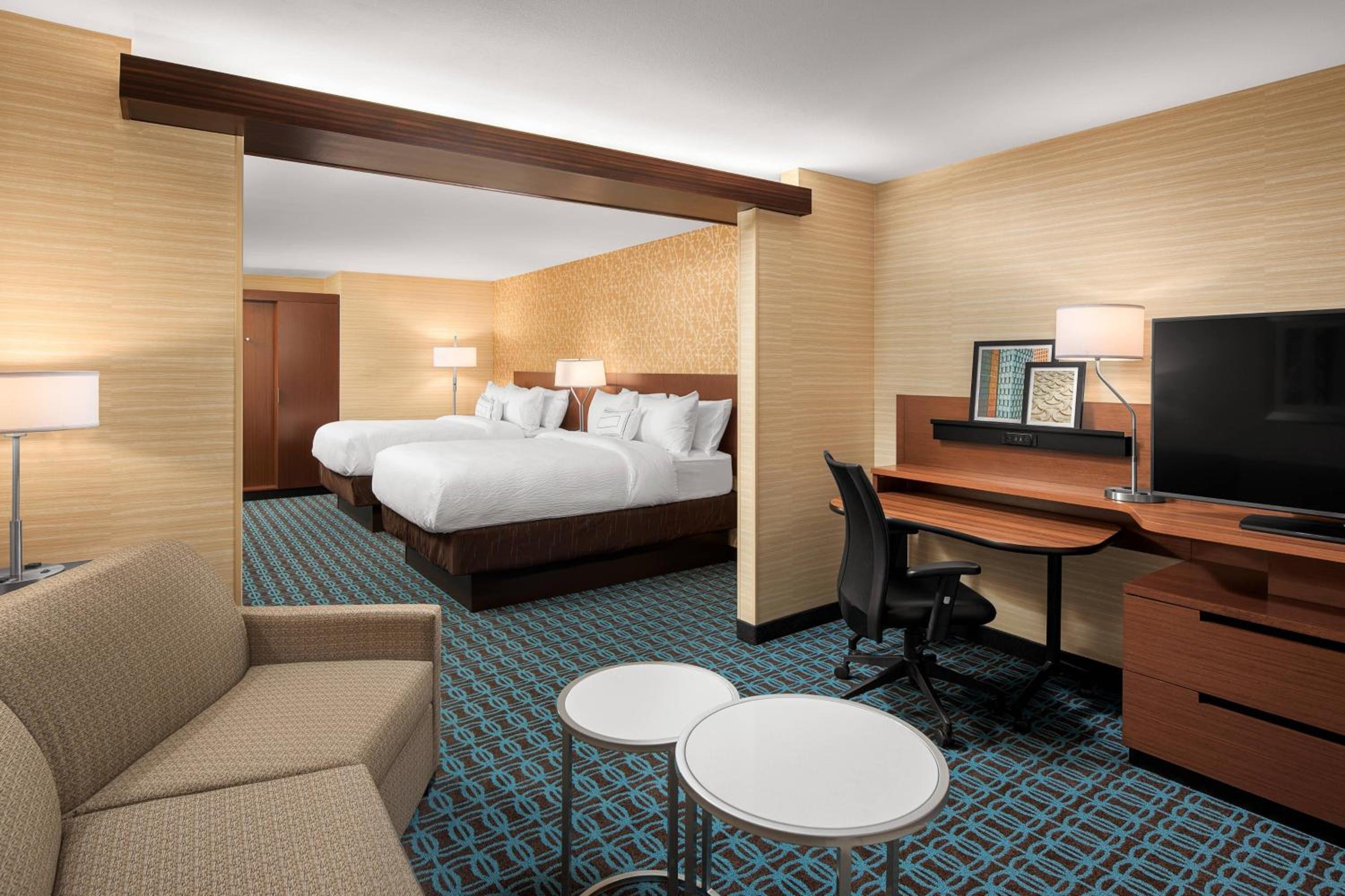 Queen Suite with Two Queen Beds, Bathtub and Sofa Bed - Mobility Access/Hearing Accessible