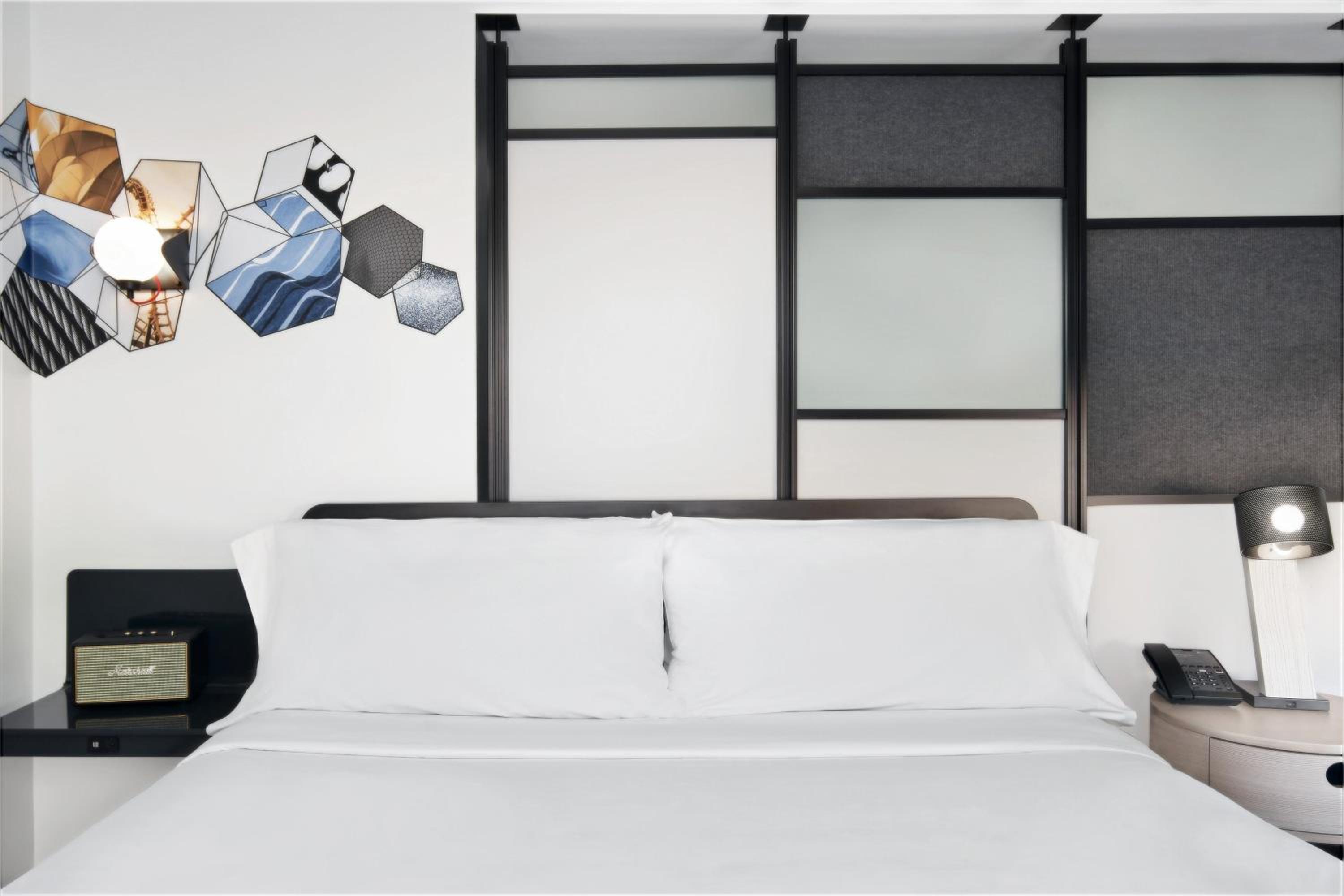 King Room with Bathtub - Mobility Access/Hearing Accessible photo 1