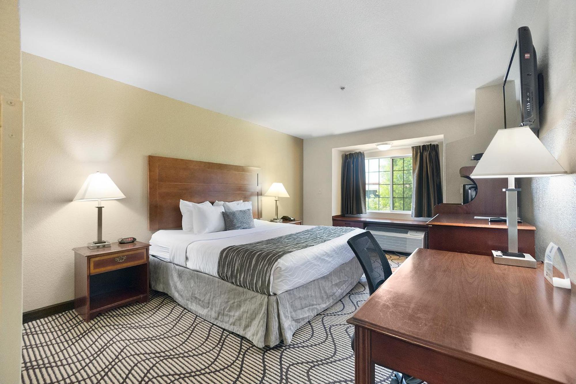 King Room - Non-Smoking - Photo 9