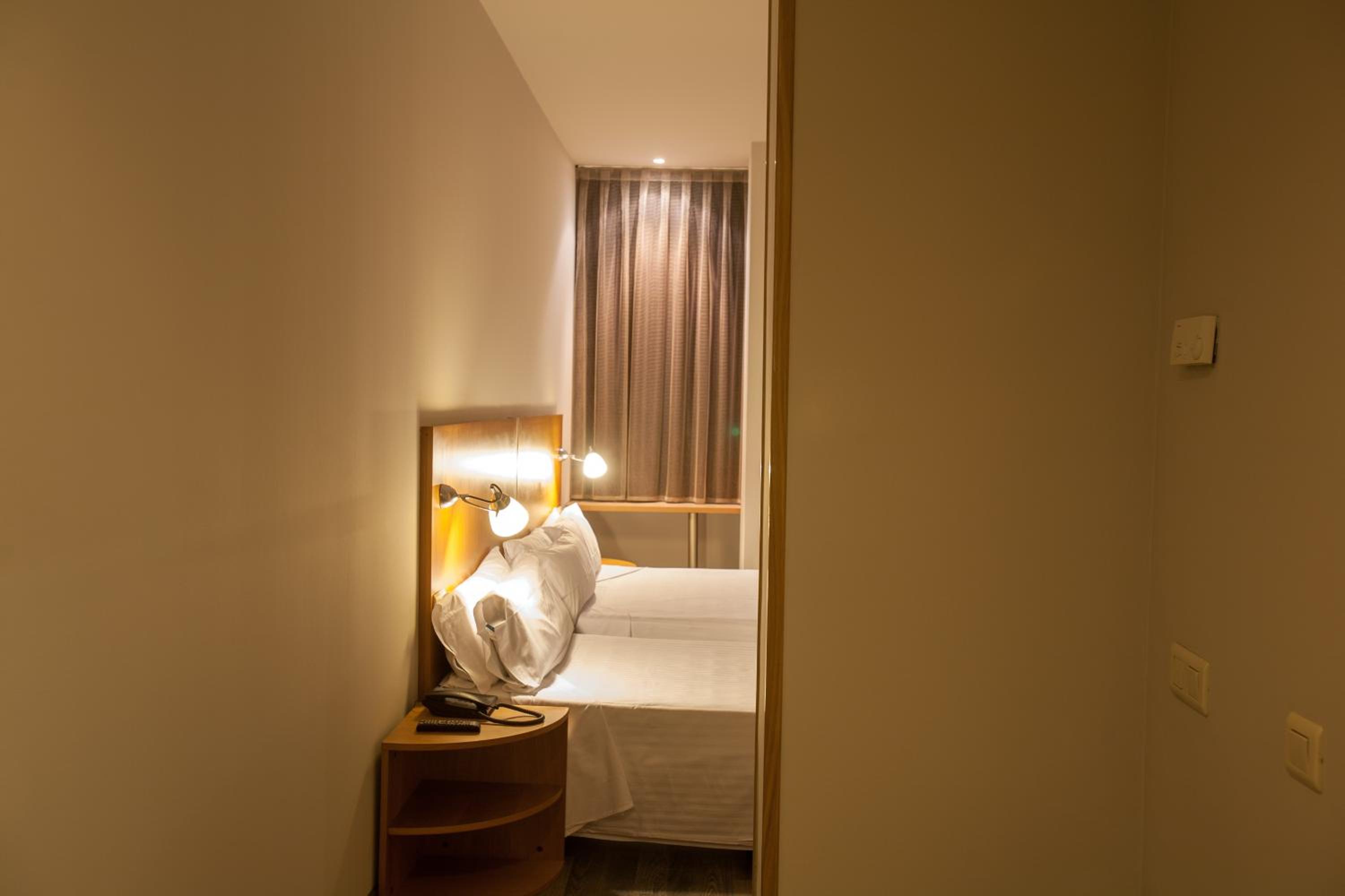 Twin Room - Photo 2