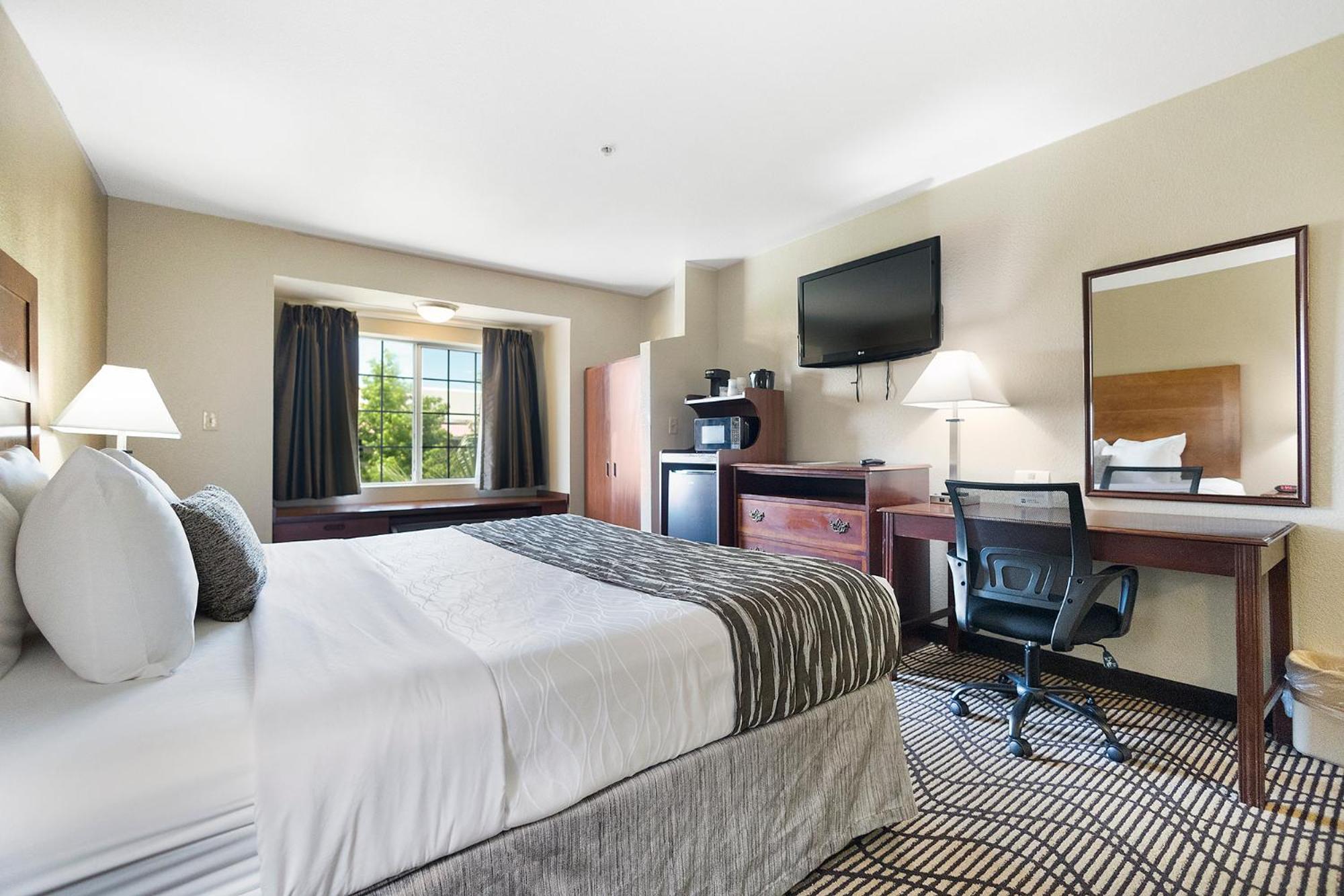 King Room - Non-Smoking - Photo 12