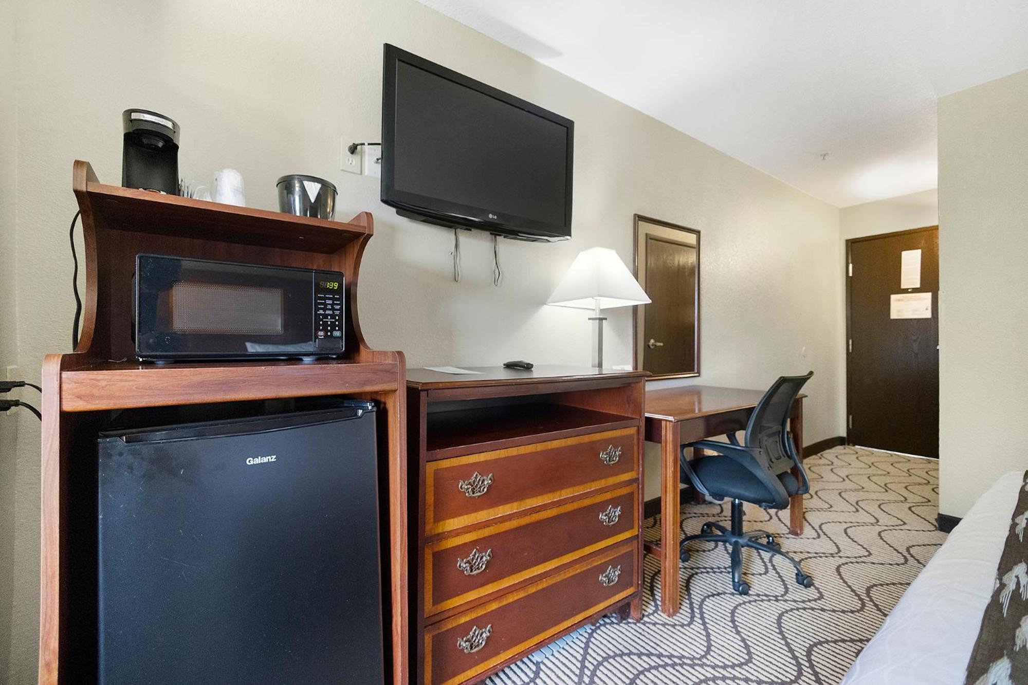 King Room - Non-Smoking - Photo 7