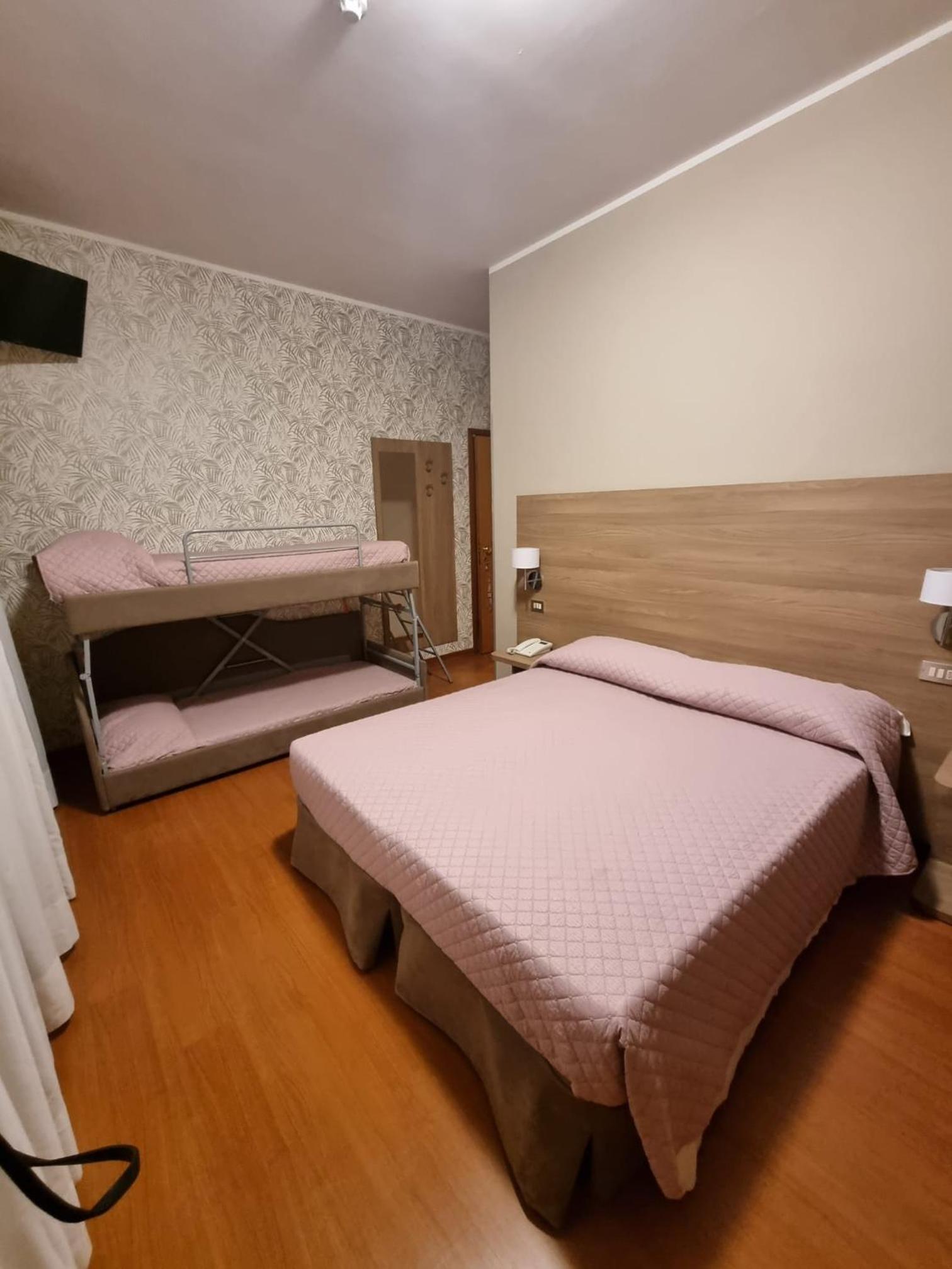 Quadruple Room with Balcony and Lake View