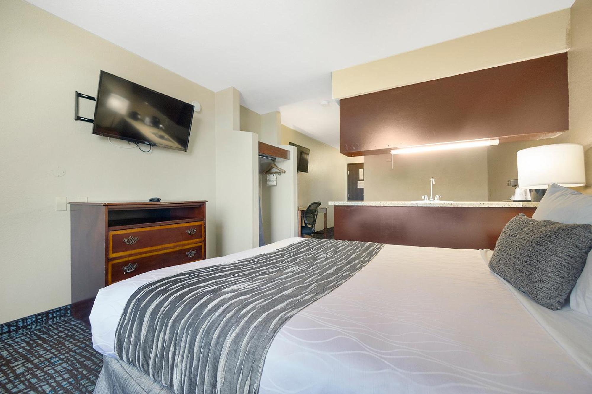 Queen Room with Sofa Bed and Wet Bar - Photo 7