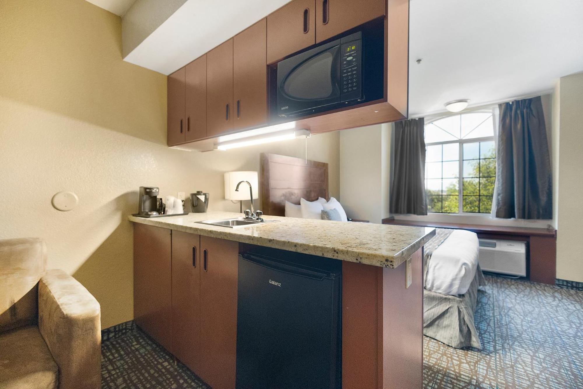 Queen Room with Sofa Bed and Wet Bar - Photo 4