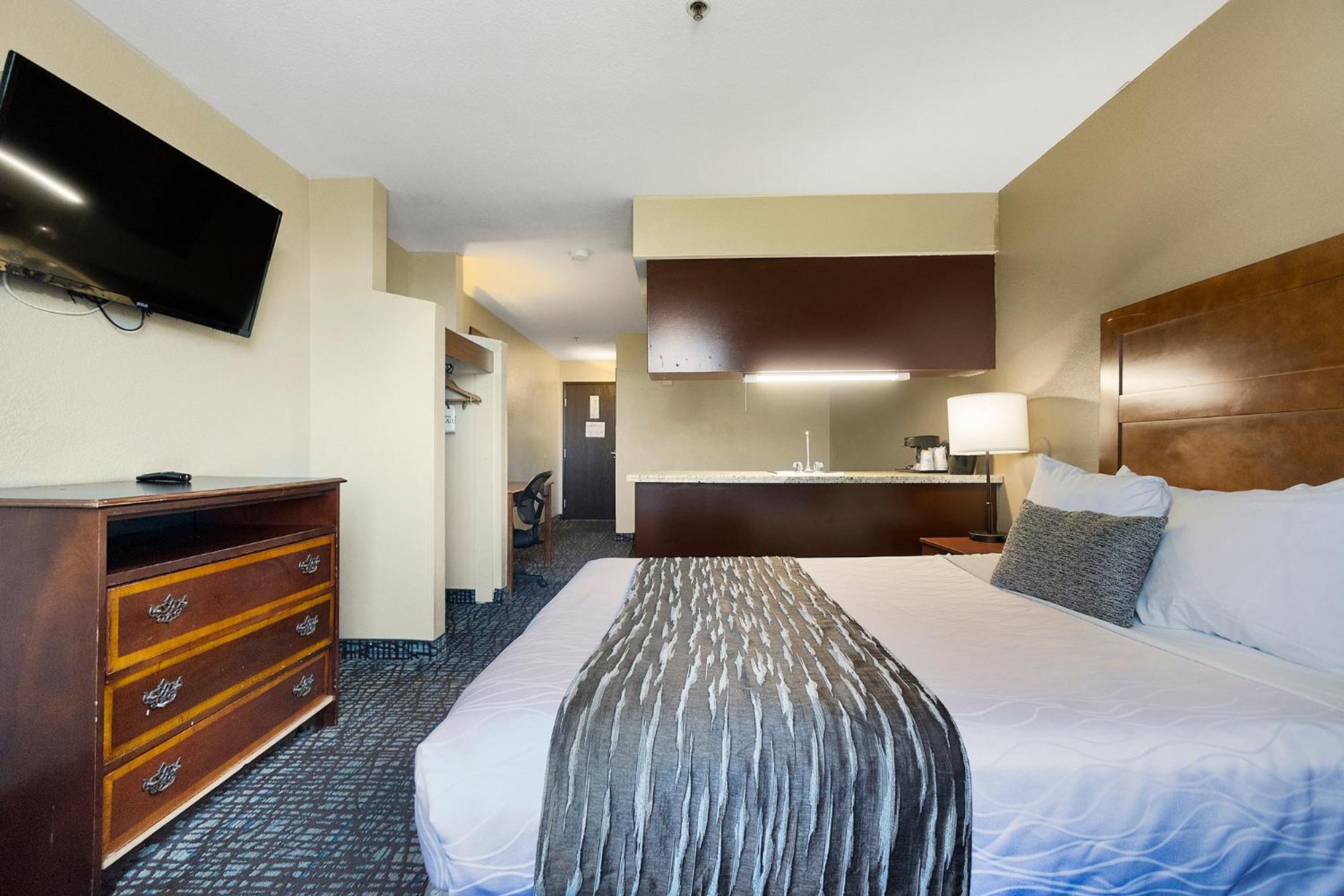 Queen Room with Sofa Bed and Wet Bar - Photo 10