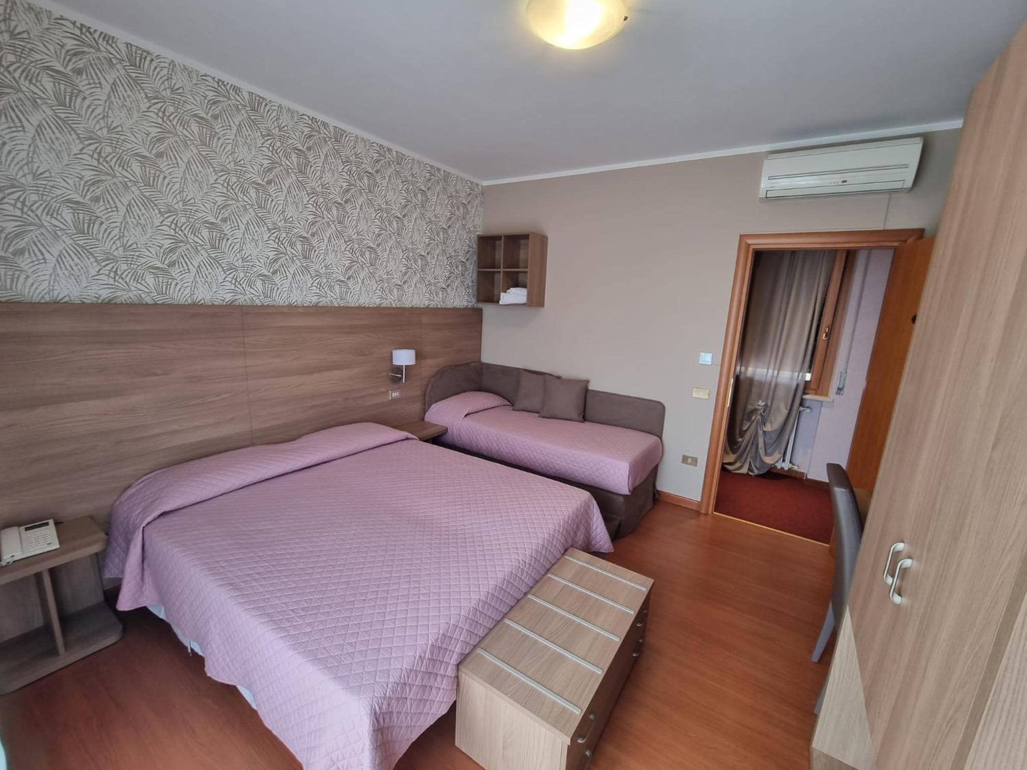 Triple Room with Balcony and Lake View